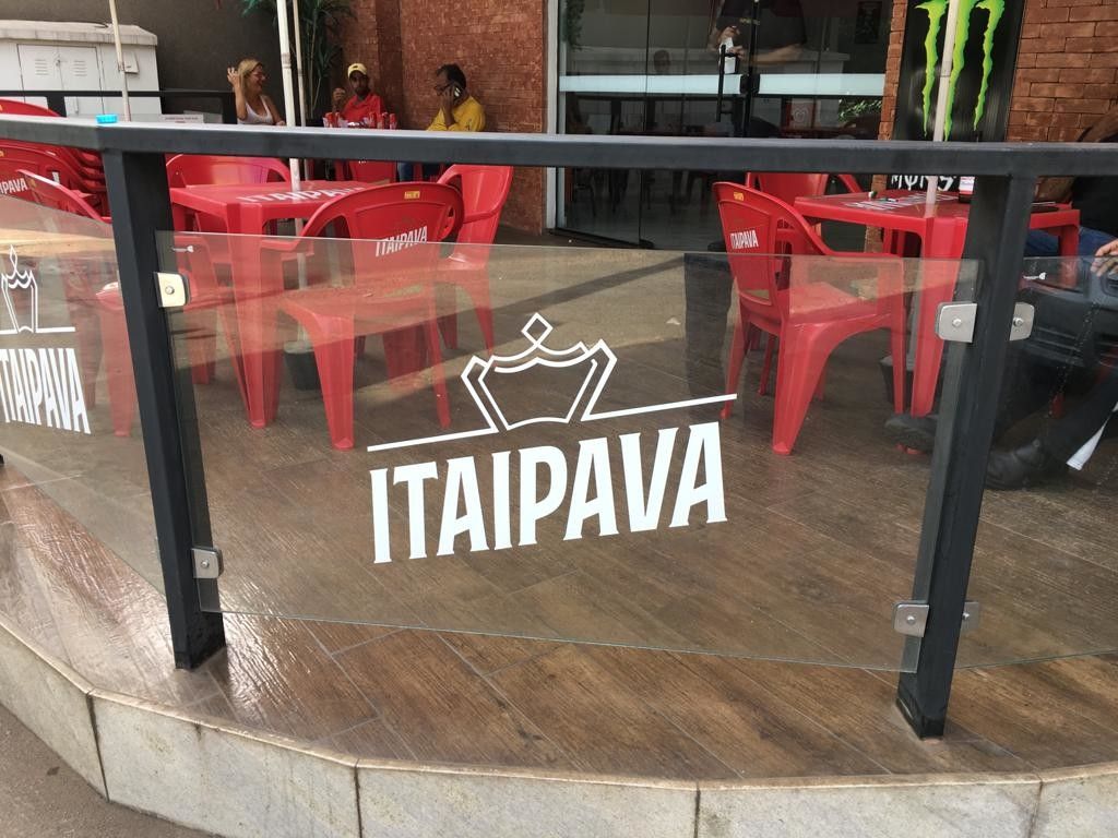 Como aplicar adesivos em vidro - 3