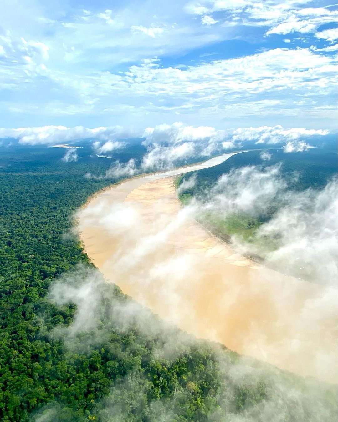 Final flight até the very end of the Transamazonian Highway. 4.240km from the Atlantic Ocean to the charming city of Lábrea, along Rio Puros. From there on  beautiful rainforests - 3