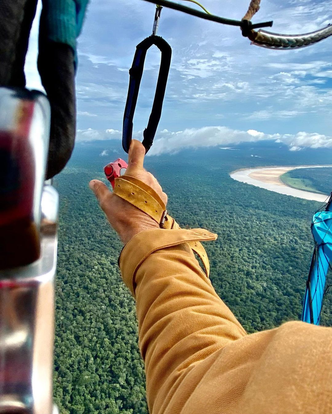 Final flight até the very end of the Transamazonian Highway. 4.240km from the Atlantic Ocean to the charming city of Lábrea, along Rio Puros. From there on  beautiful rainforests - 5