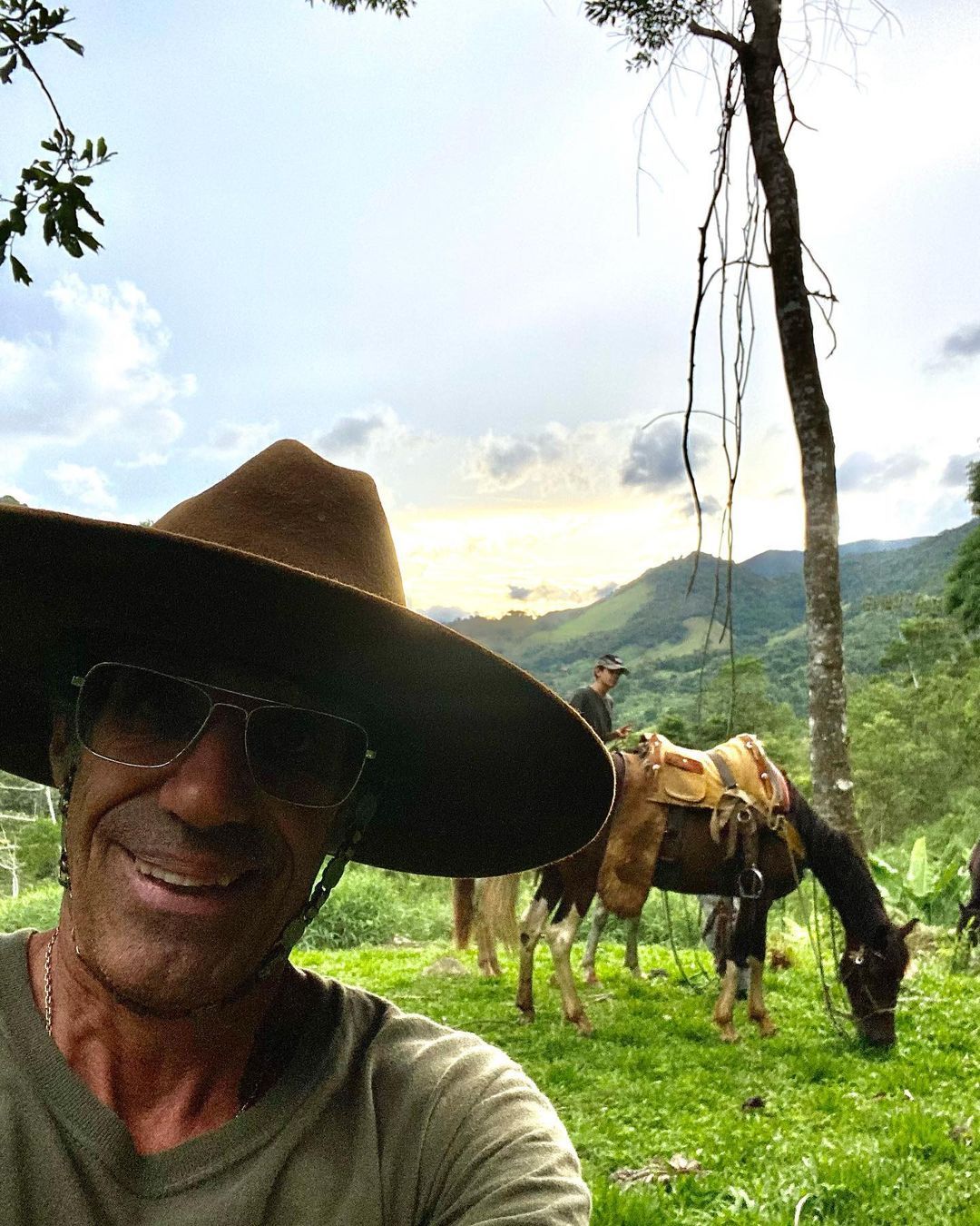 Keep moving! Got to love some mud! Love the temperamental climate of the rainy season on our ranch INDAIÁS - 7