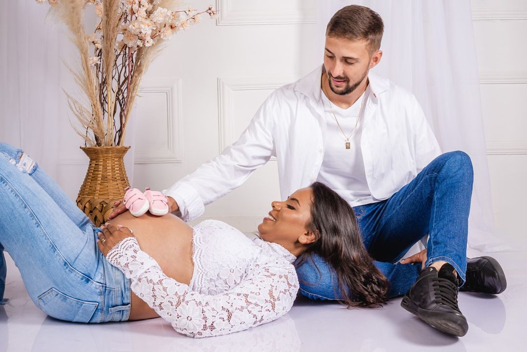 A vantagem de registrar um dos momentos especiais de uma mulher como estar GESTANTE no Studio é o conforto, e a leveza que as foto ficam! - 2