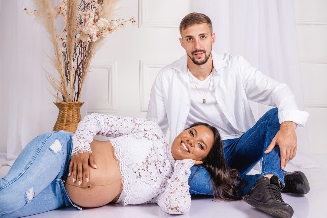 A vantagem de registrar um dos momentos especiais de uma mulher como estar GESTANTE no Studio é o conforto, e a leveza que as foto ficam! - 6