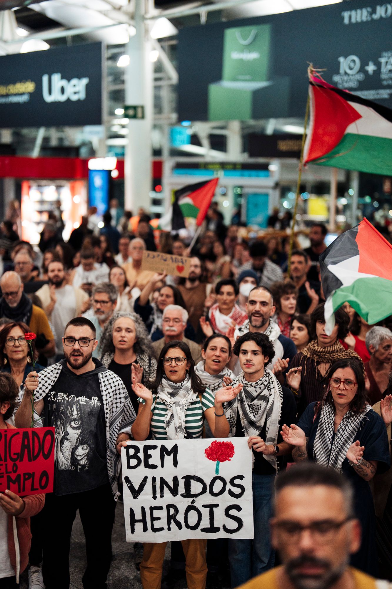 Chegada ao Aeroporto de Lisboa de quatro membros da Flotilha - 1 - 0