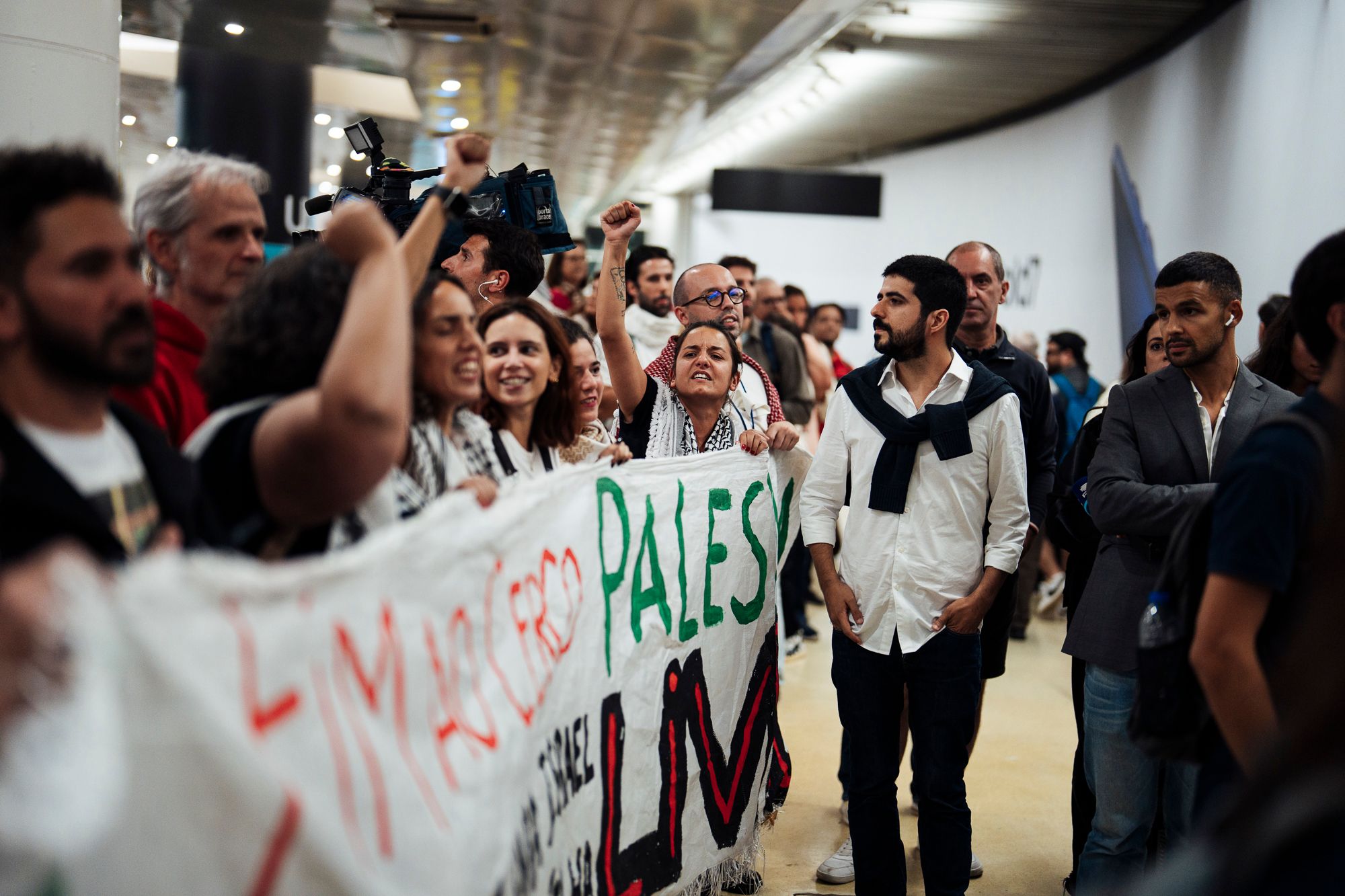 Chegada ao Aeroporto de Lisboa de quatro membros da Flotilha - 1 - 0