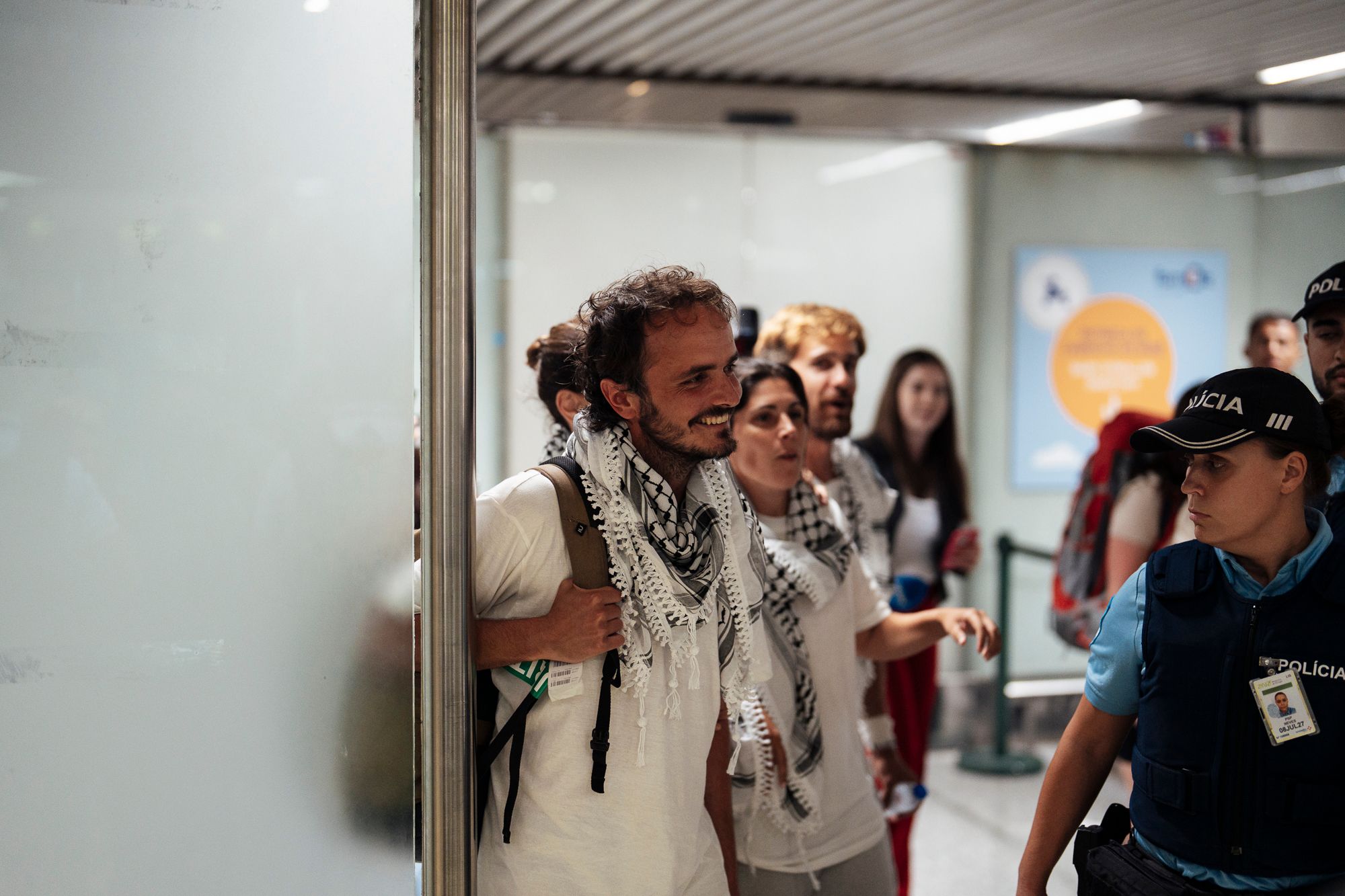 Chegada ao Aeroporto de Lisboa de quatro membros da Flotilha - 1 - 1