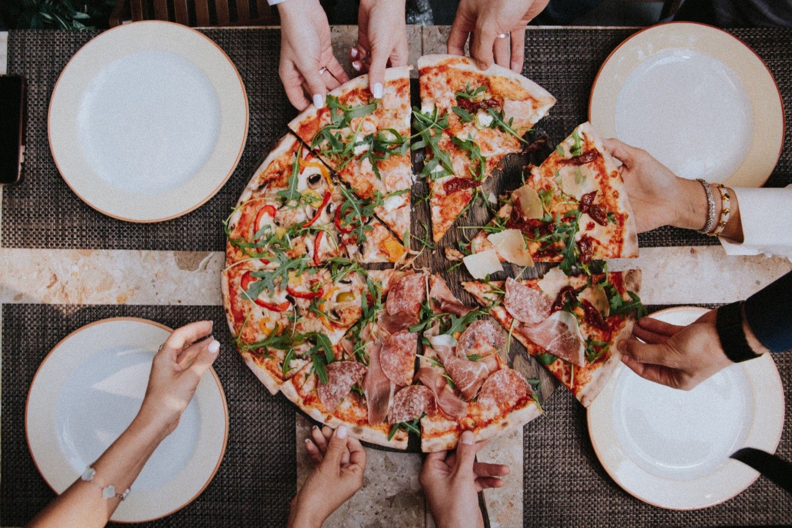 Amigo que é amigo deixa o último pedaço de pizza pra você