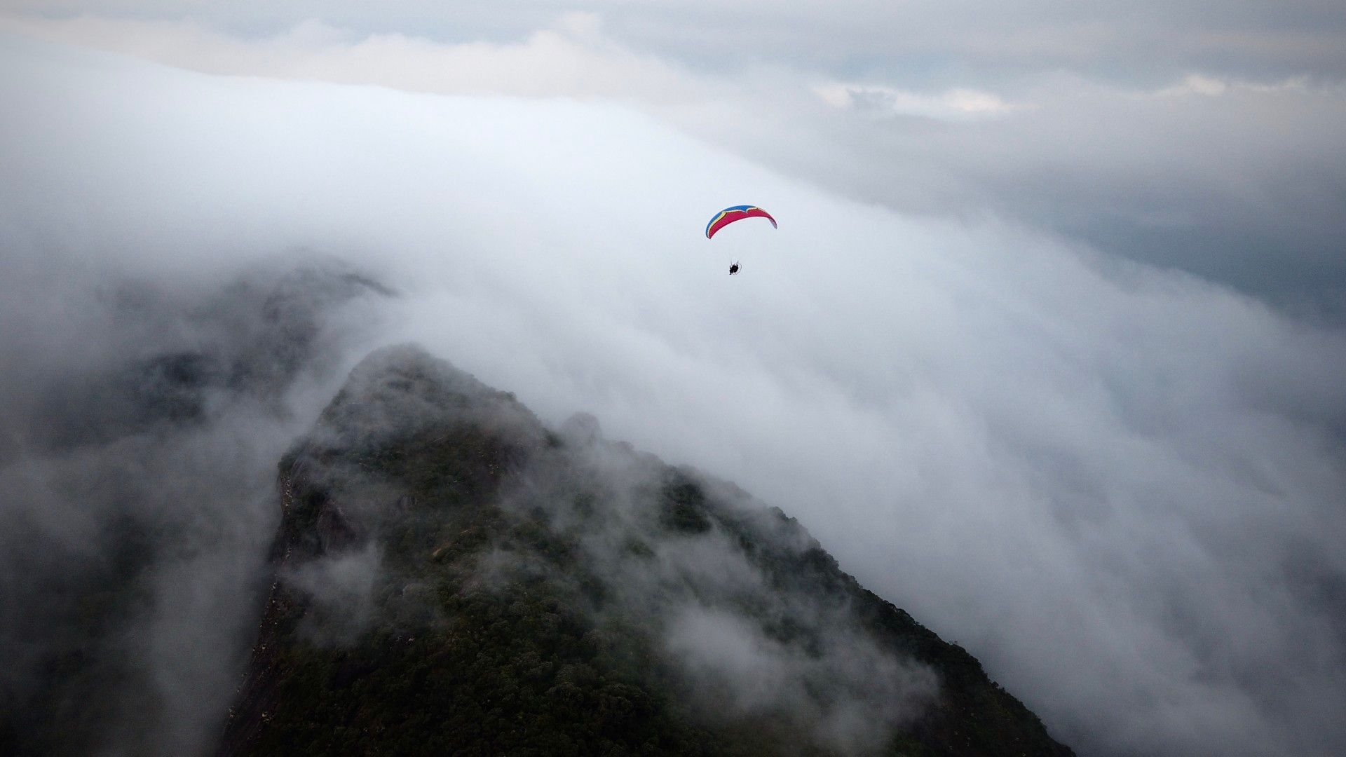 Voo Paramotor na Pedra Riscada com nuvens - 2