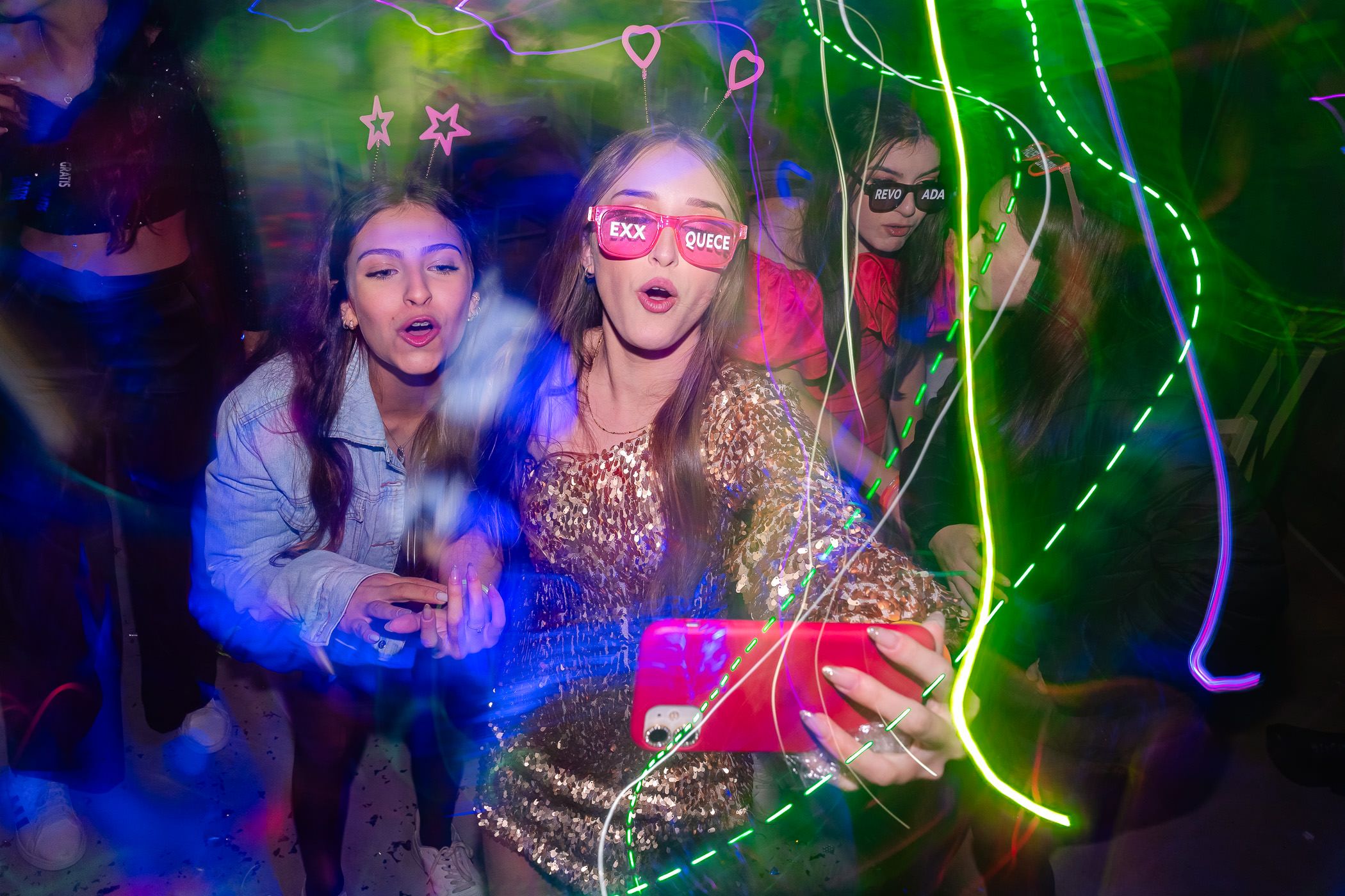 Somos apaixonados por histórias!

E toda boa história merece ser 
contada do início ao fim. 
Por isso, sempre que possível, 
gostamos de acompanhar cada detalhe, 
desde os preparativos até 
os últimos momentos da festa! - Slide 5