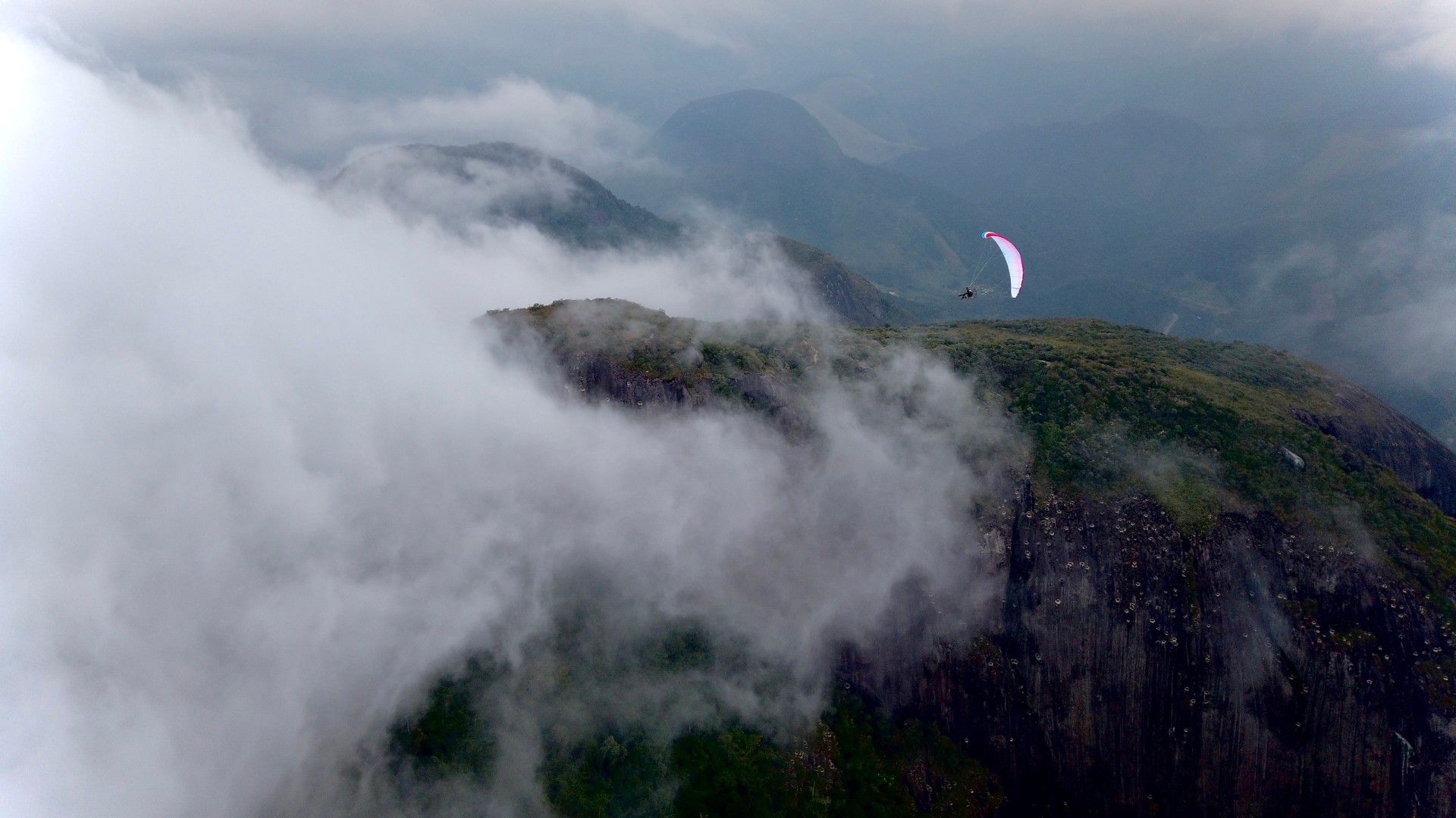 Voo Paramotor na Pedra Riscada com nuvens - 3 - 0