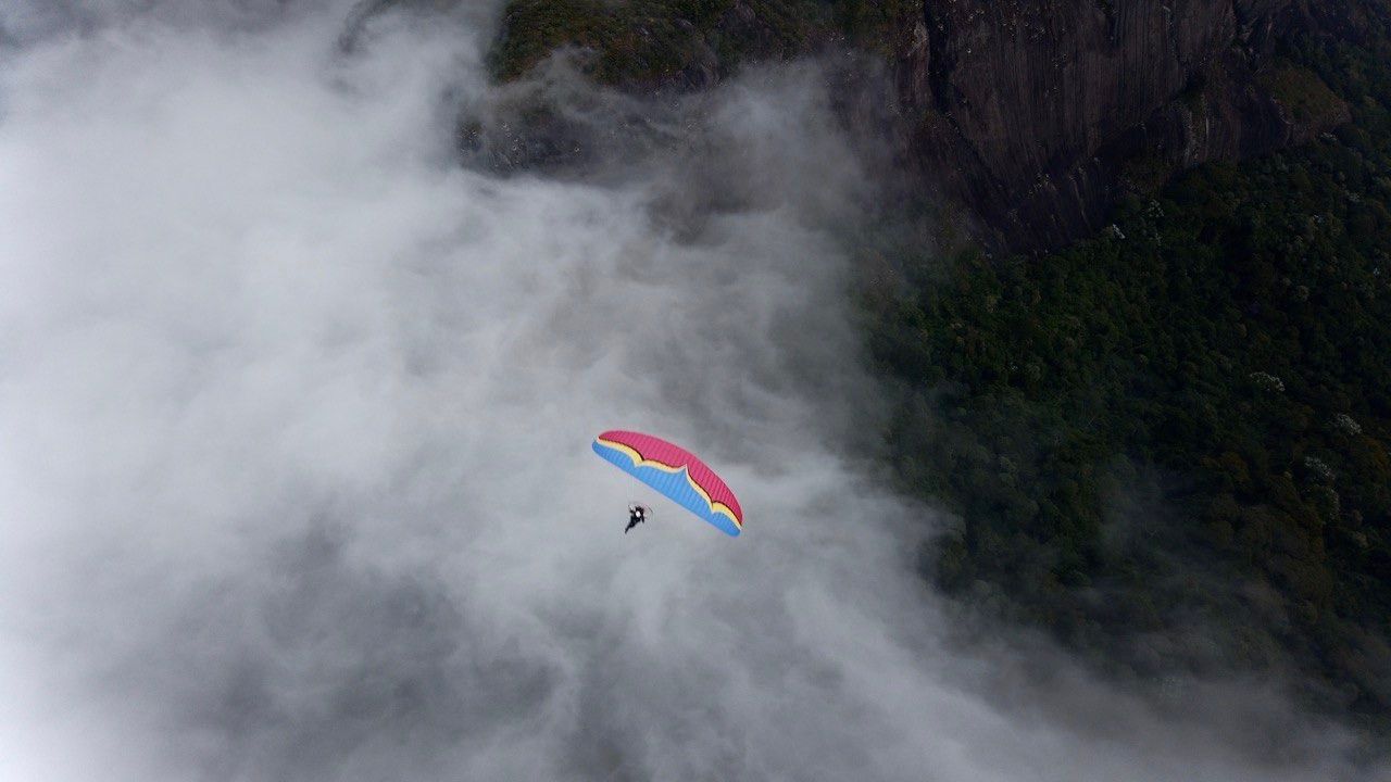 Voo Paramotor na Pedra Riscada com nuvens - 3 - 2