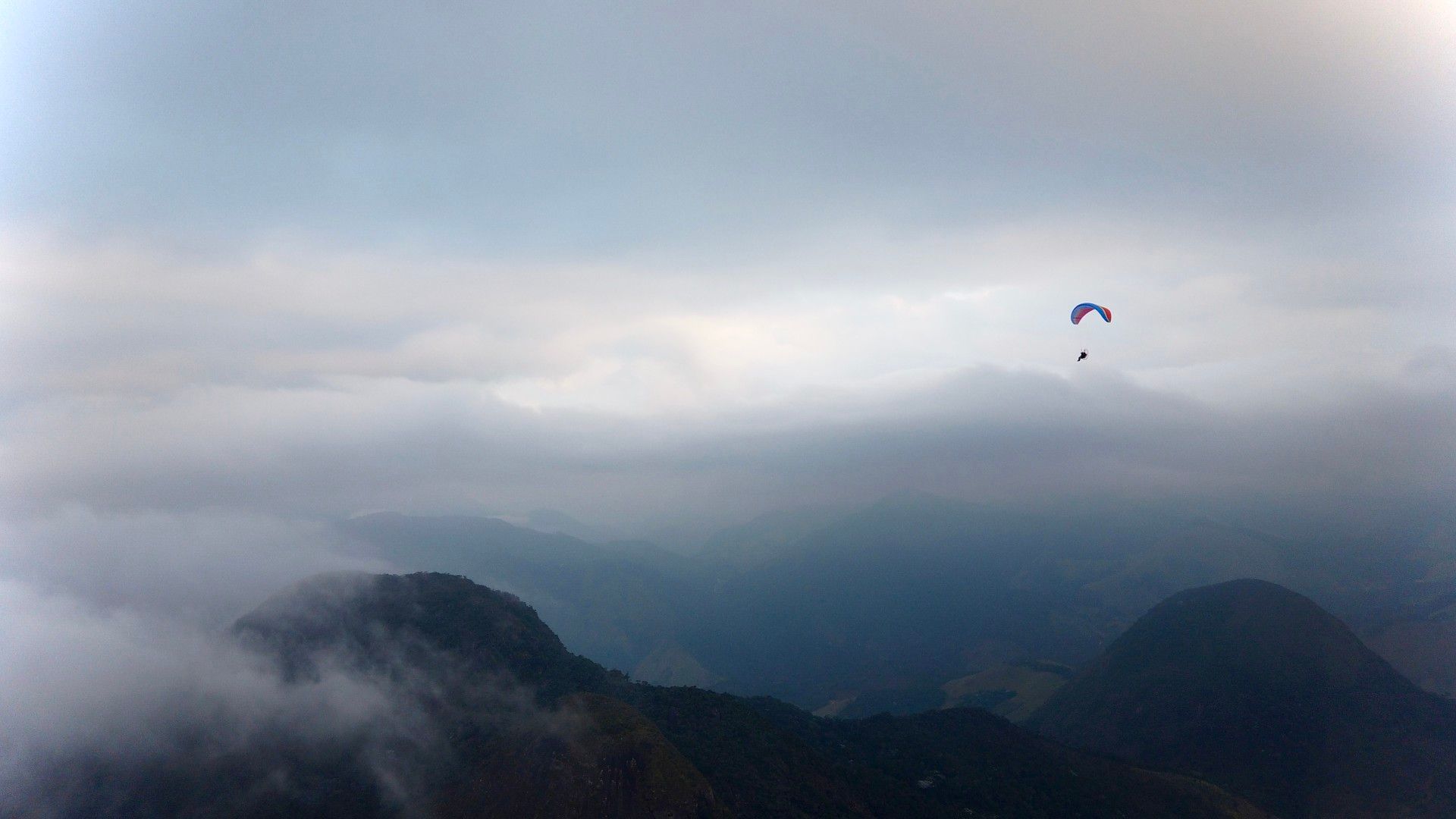 Voo Paramotor na Pedra Riscada com nuvens - 3 - 1