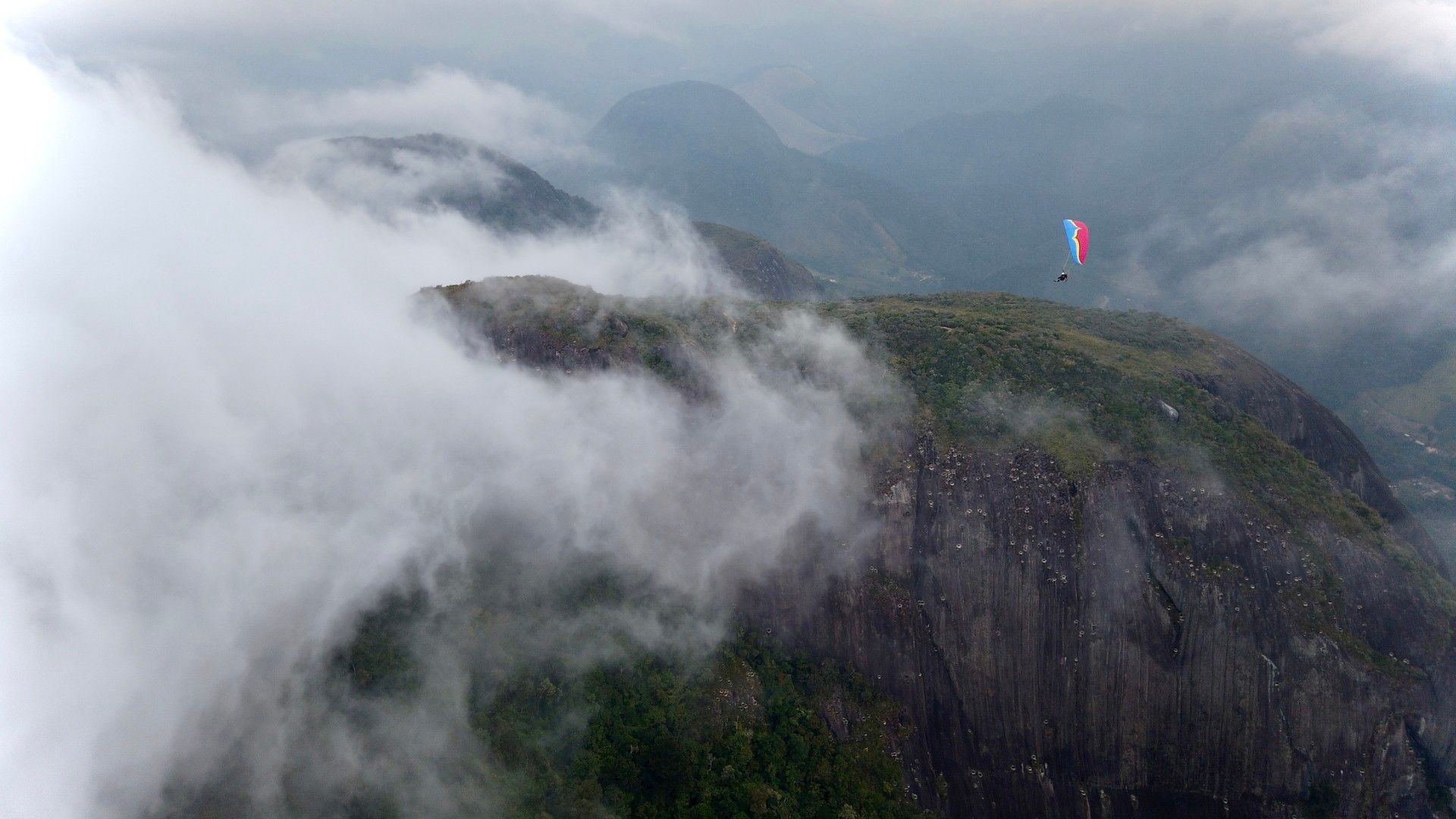 Voo Paramotor na Pedra Riscada com nuvens - 3 - 5