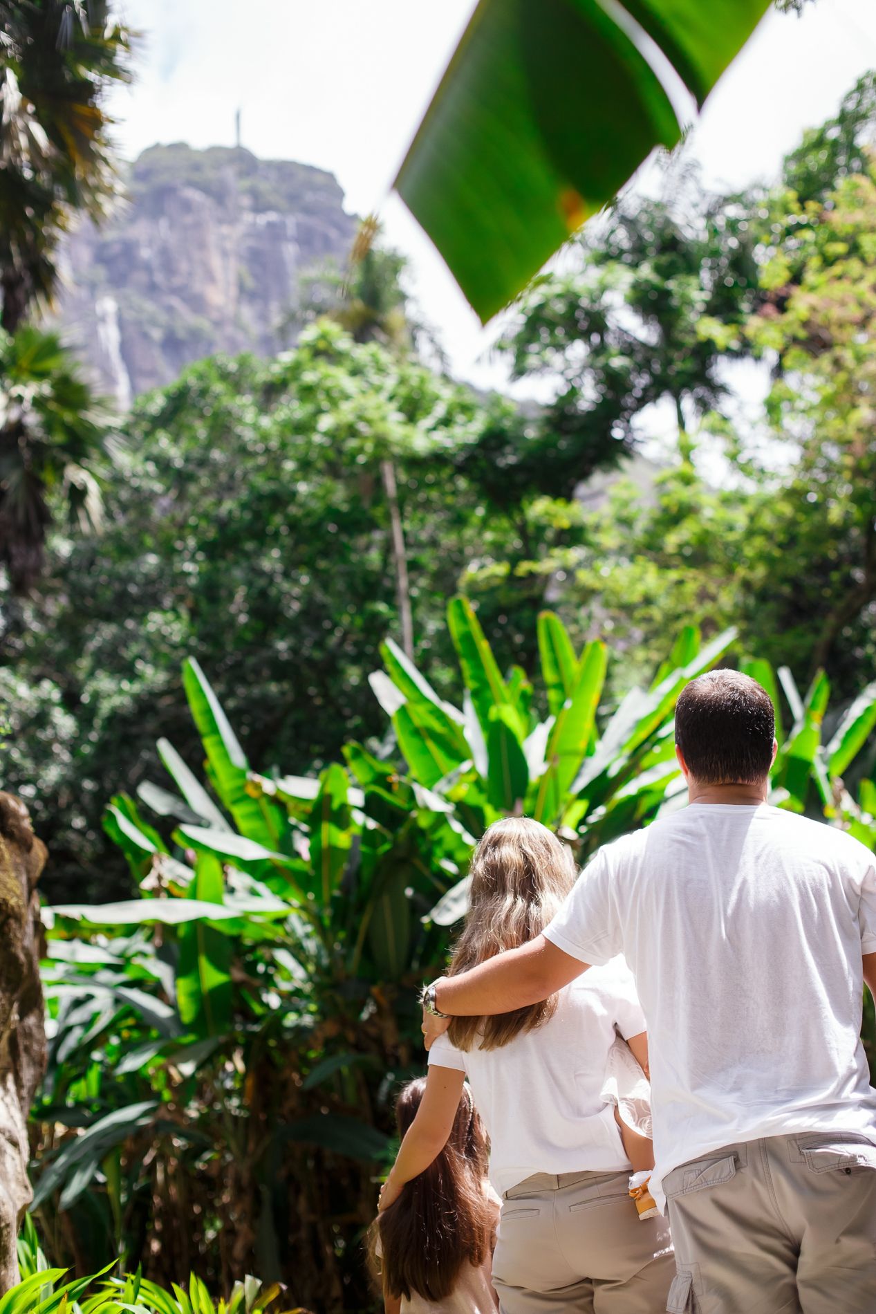 O Maravilhoso Ciclo de Um Ano: Encerrando o Acompanhamento da Milena com um Ensaio Familiar no Parque Lage - 2 - 11