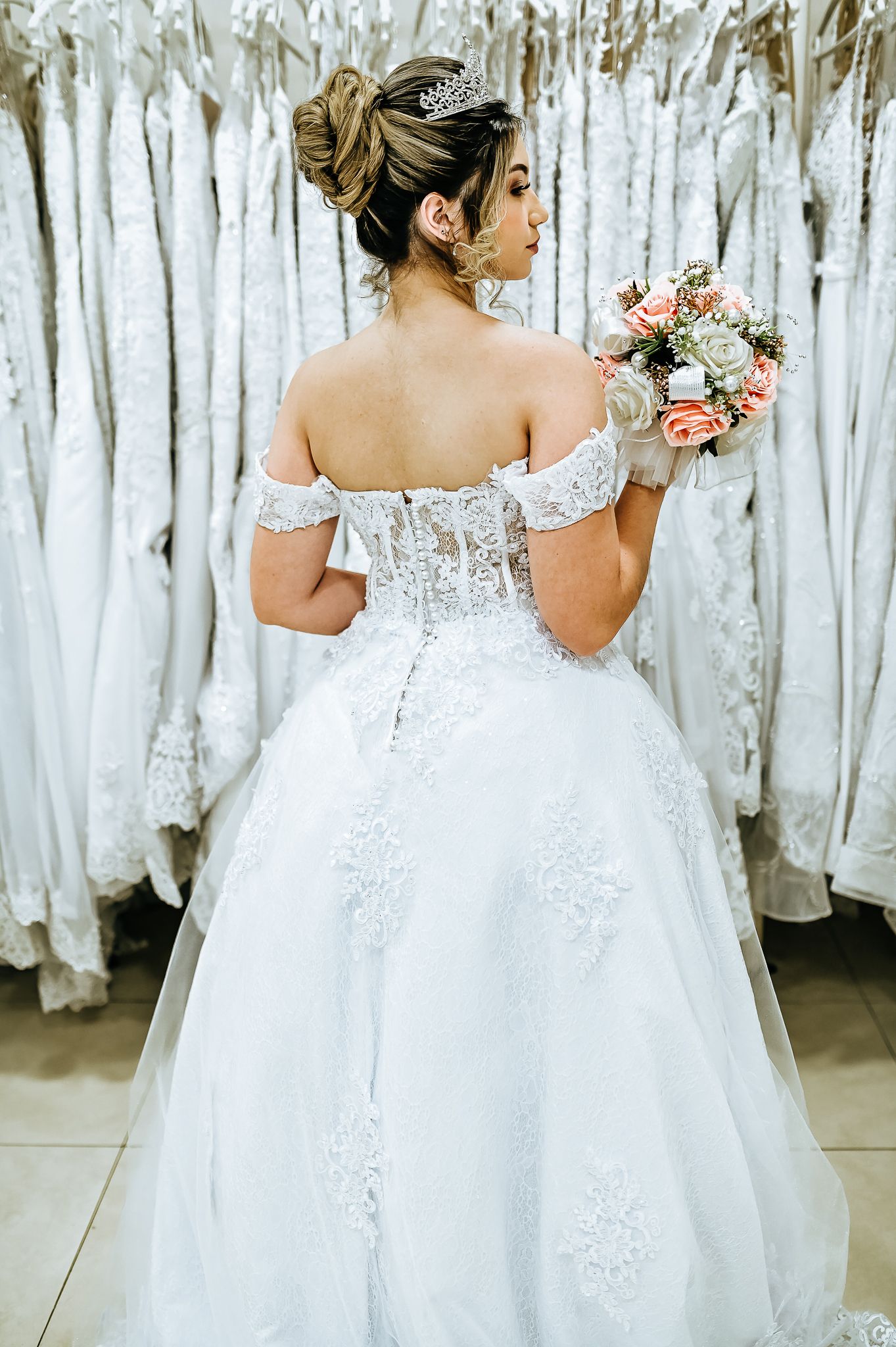 Como escolher o seu vestido de noiva em 5 passos Siga esses 5 passos para escolher o vestido de noiva perfeito para você ARRASAR no dia do seu casamento por @hortencianoivas - 2 - 0