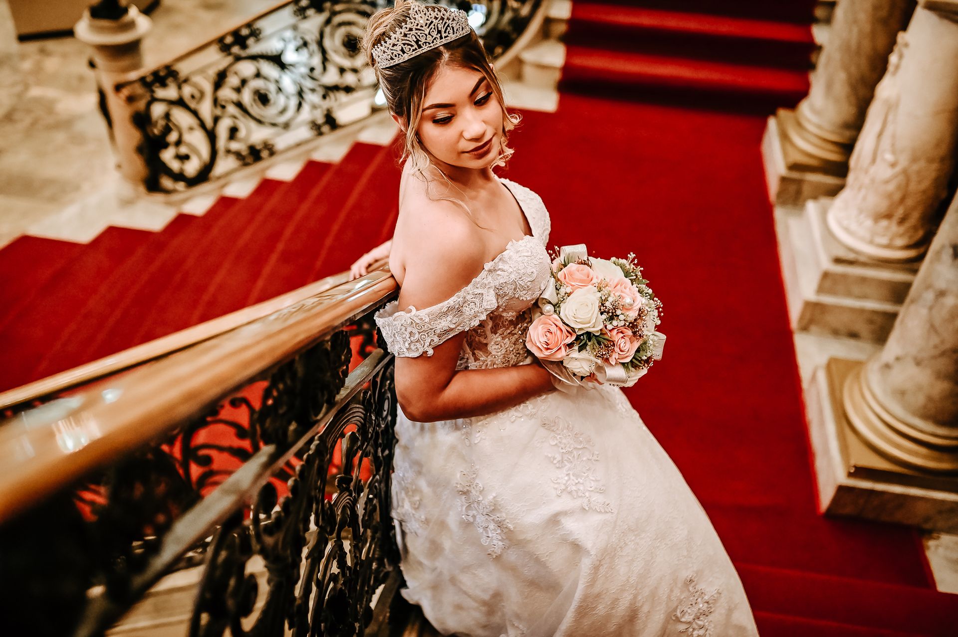 Como escolher o seu vestido de noiva em 5 passos Siga esses 5 passos para escolher o vestido de noiva perfeito para você ARRASAR no dia do seu casamento por @hortencianoivas - 2 - 5