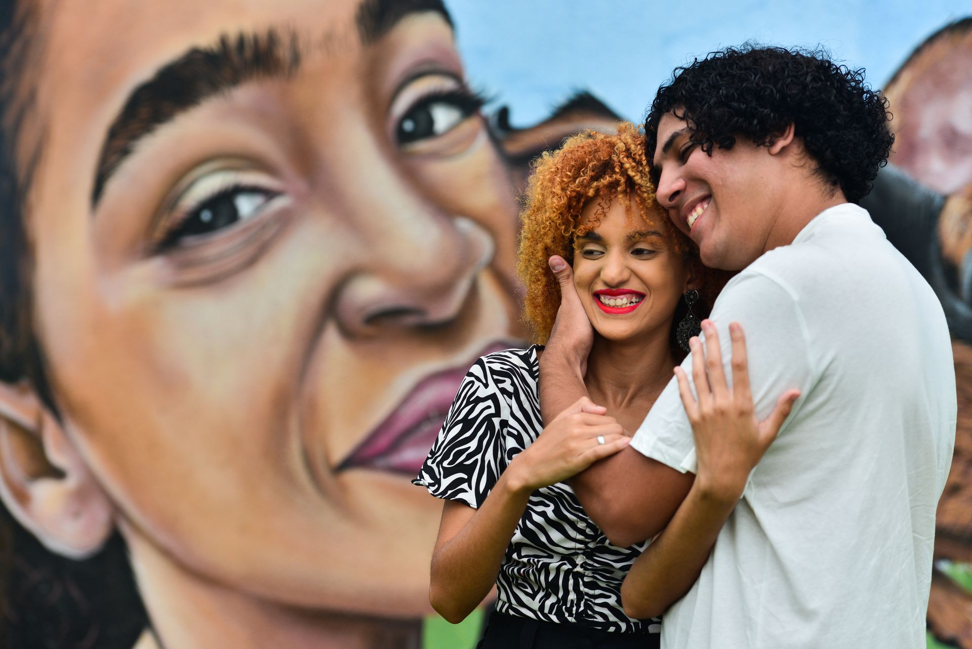 Andressa e Rodrigo, um casal jovem estilosos com uma energia contagiante. Durante o ensaio nos divertimos muito, tivemos uma pausa por conta da forte chuva, mas nada que ofuscasse o brilho interior desses queridos. - 2 - 2