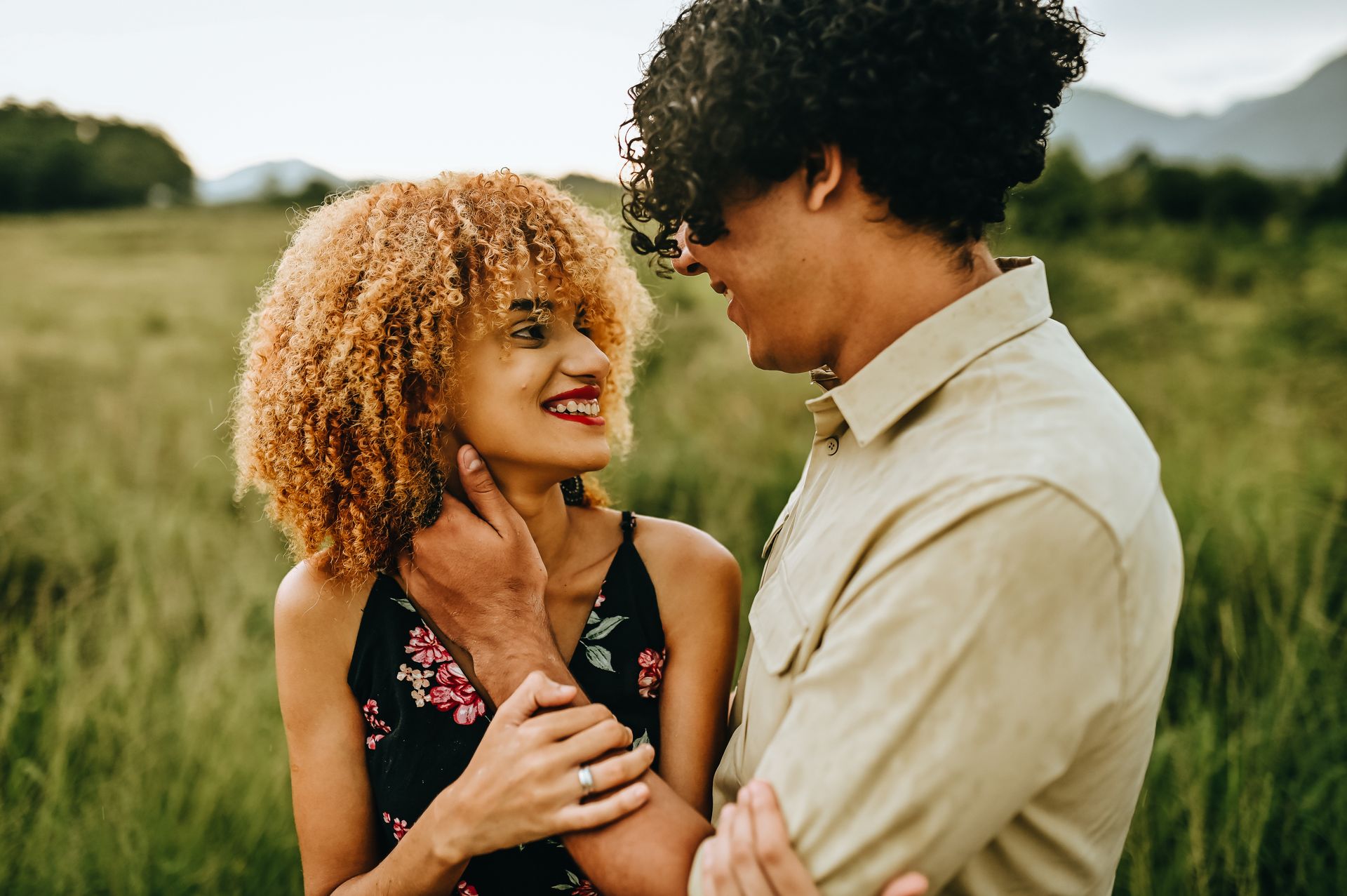 Andressa e Rodrigo, um casal jovem estilosos com uma energia contagiante. Durante o ensaio nos divertimos muito, tivemos uma pausa por conta da forte chuva, mas nada que ofuscasse o brilho interior desses queridos. - 2 - 0
