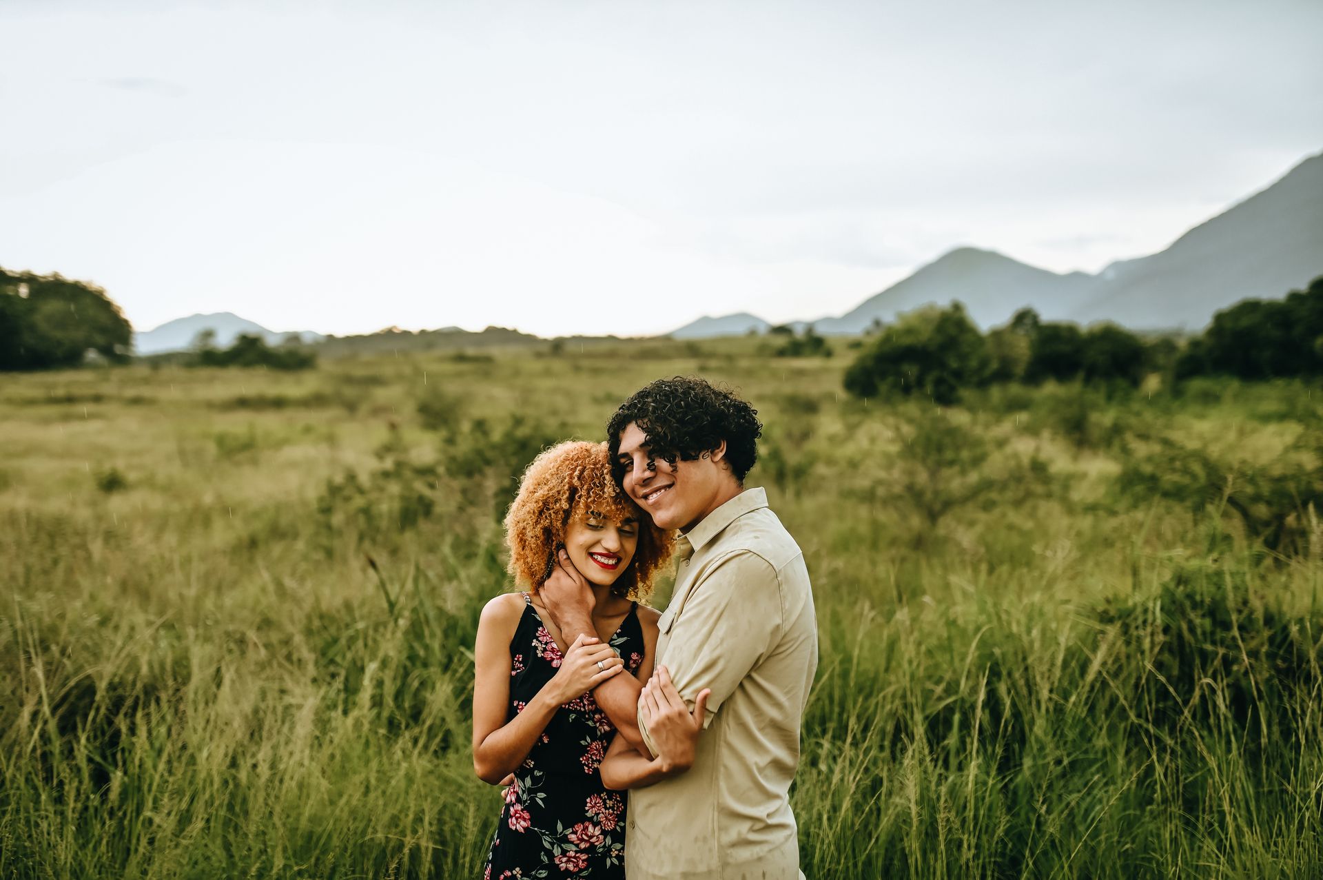 Andressa e Rodrigo, um casal jovem estilosos com uma energia contagiante. Durante o ensaio nos divertimos muito, tivemos uma pausa por conta da forte chuva, mas nada que ofuscasse o brilho interior desses queridos. - 2 - 3