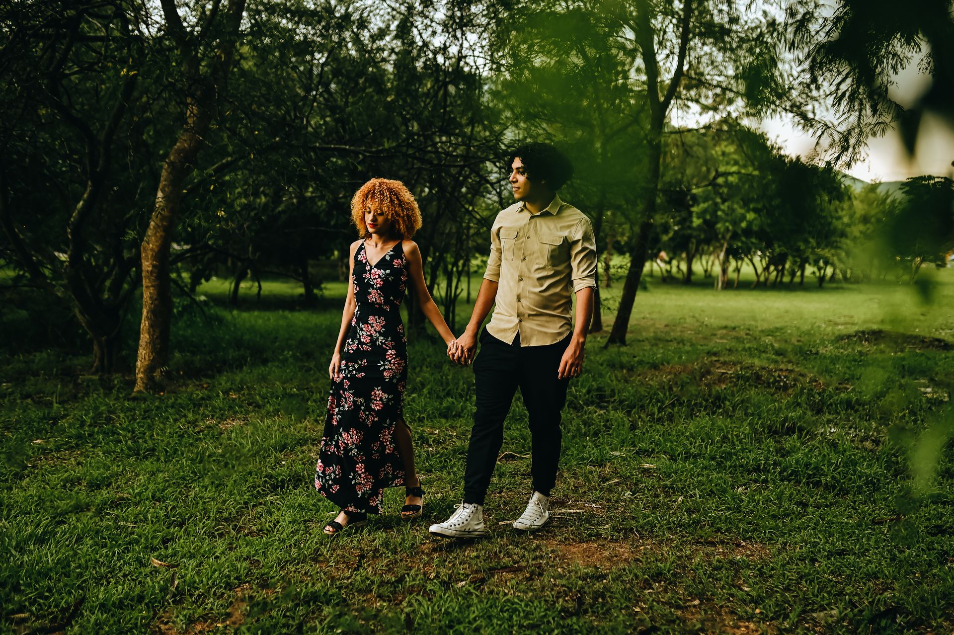 Andressa e Rodrigo, um casal jovem estilosos com uma energia contagiante. Durante o ensaio nos divertimos muito, tivemos uma pausa por conta da forte chuva, mas nada que ofuscasse o brilho interior desses queridos. - 2 - 8