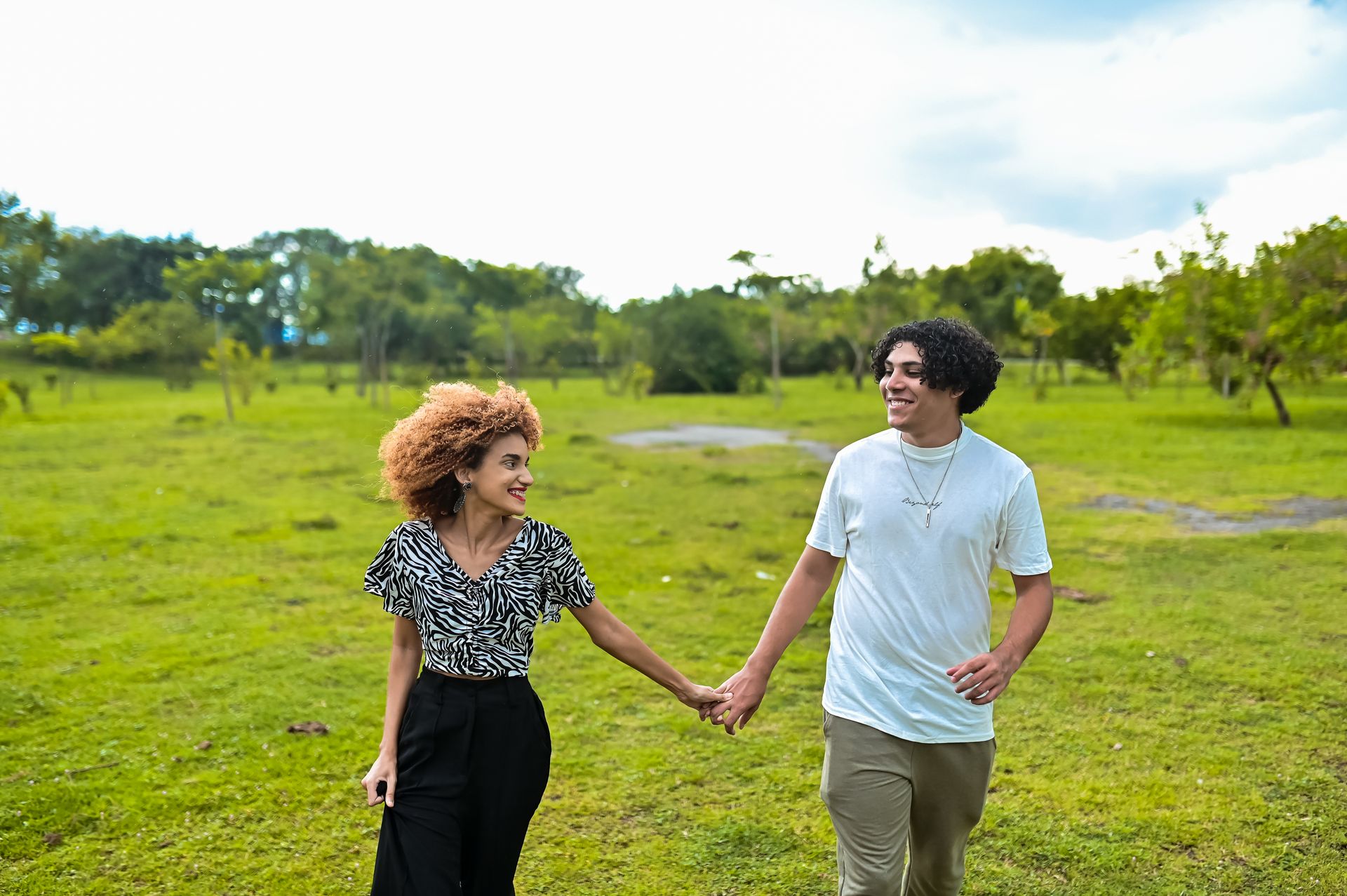 Andressa e Rodrigo, um casal jovem estilosos com uma energia contagiante. Durante o ensaio nos divertimos muito, tivemos uma pausa por conta da forte chuva, mas nada que ofuscasse o brilho interior desses queridos. - 2 - 12