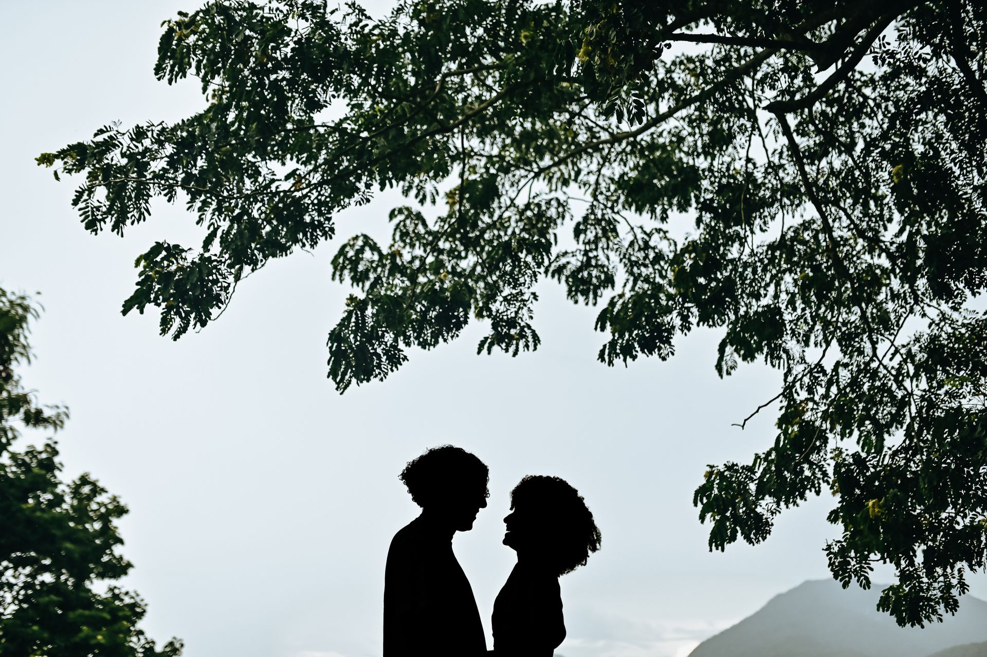 Andressa e Rodrigo, um casal jovem estilosos com uma energia contagiante. Durante o ensaio nos divertimos muito, tivemos uma pausa por conta da forte chuva, mas nada que ofuscasse o brilho interior desses queridos. - 2 - 13
