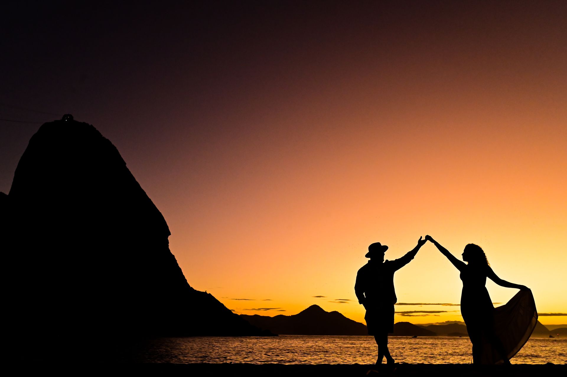 Ensaio pré casamento da Vitória e Sidclei foi simplesmente uma limpesa esperitual, pegamos o sol nascendo na praia vermelha na urca. - 2 - 2