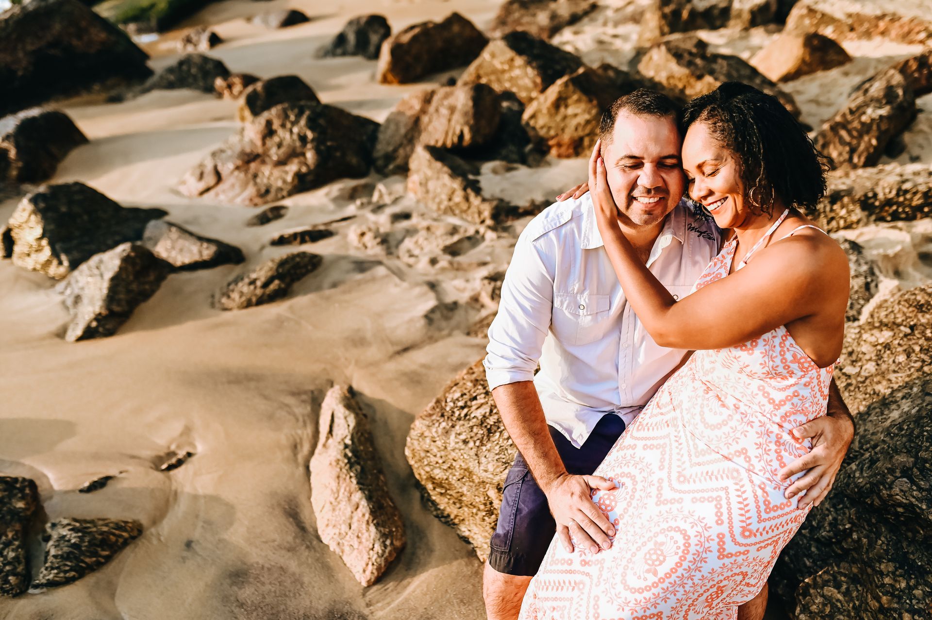 "Amor Sob o Sol: Ensaio Pre Wedding de Achilles e Marley na Praia Vermelha do Rio de Janeiro" - 2 - 3