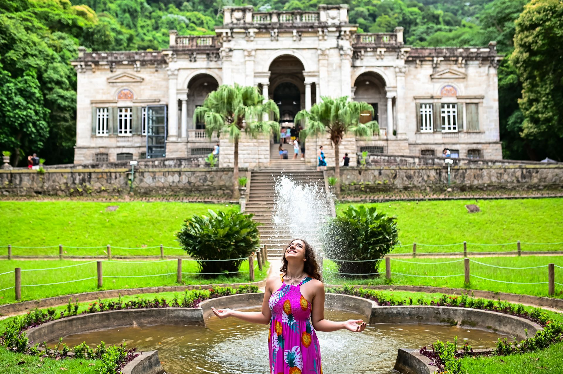 "Memórias Encantadas: Ensaio Fotográfico de Carol no Parque Lage" - 2 - 5