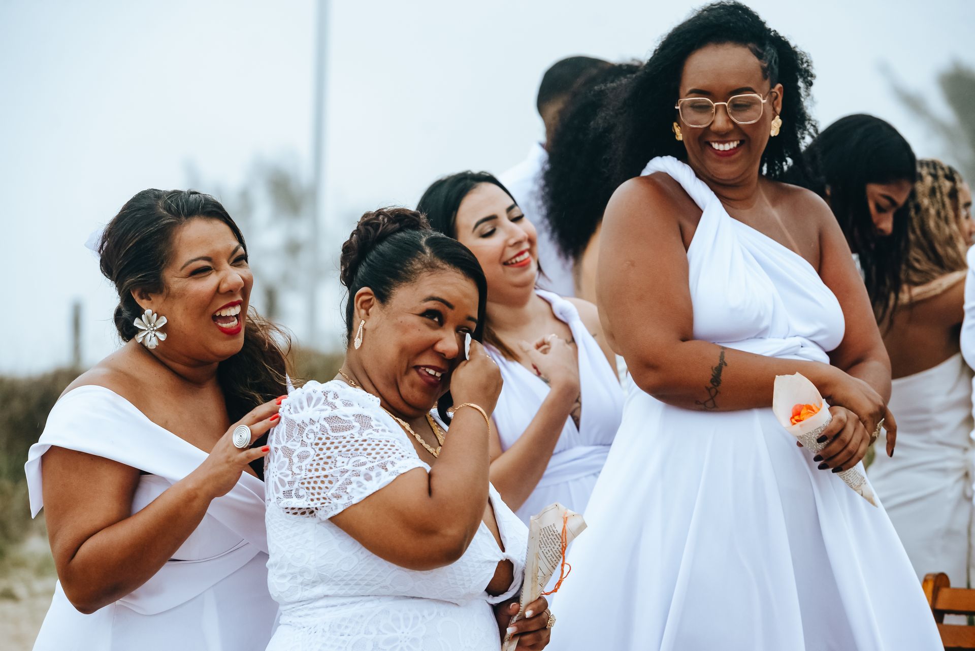 Amor Sob a Chuva: O Encantador Casamento de Roberta e Alessandro na Praia da Barra da Tijuca - 2 - 3
