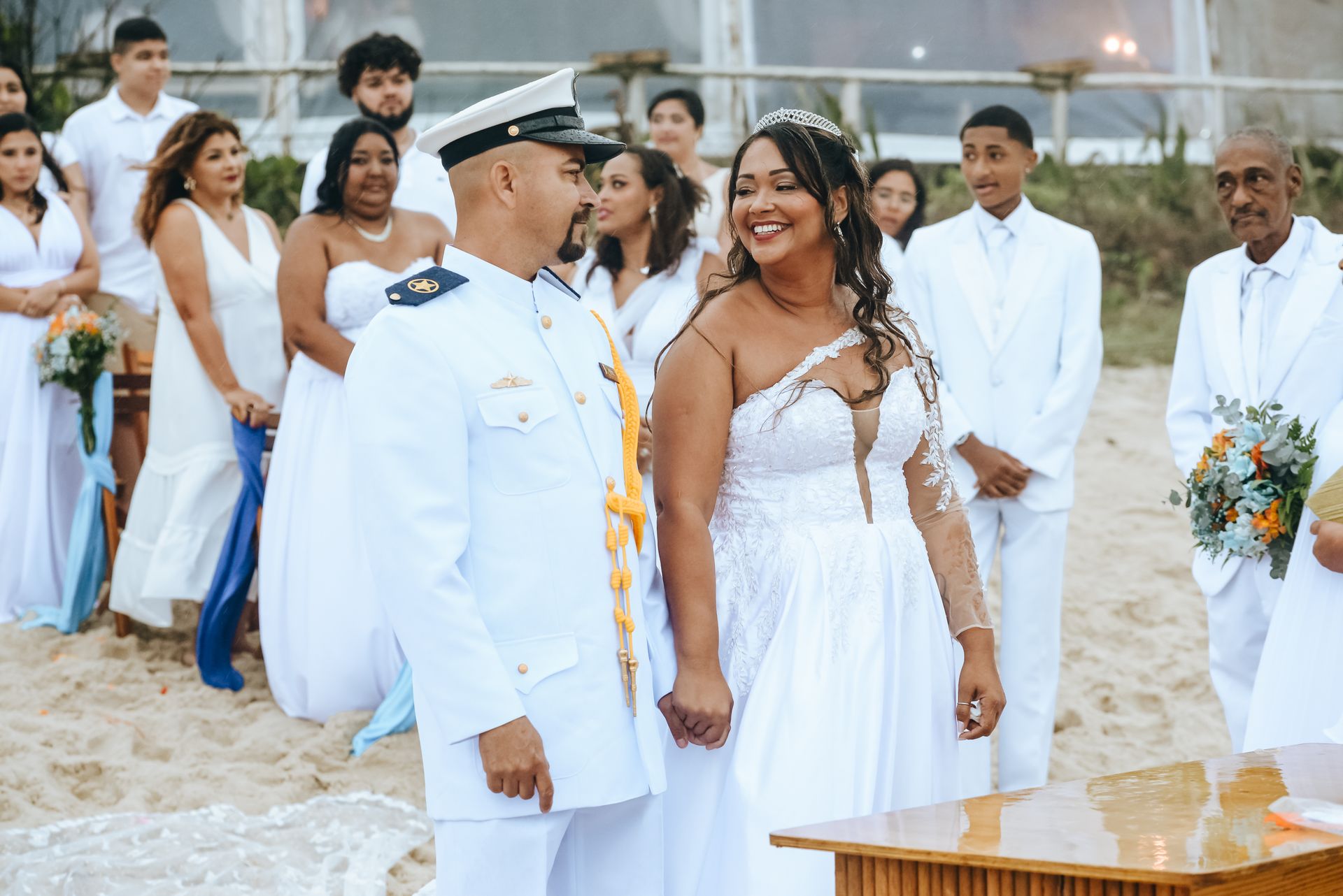 Amor Sob a Chuva: O Encantador Casamento de Roberta e Alessandro na Praia da Barra da Tijuca - 2 - 6