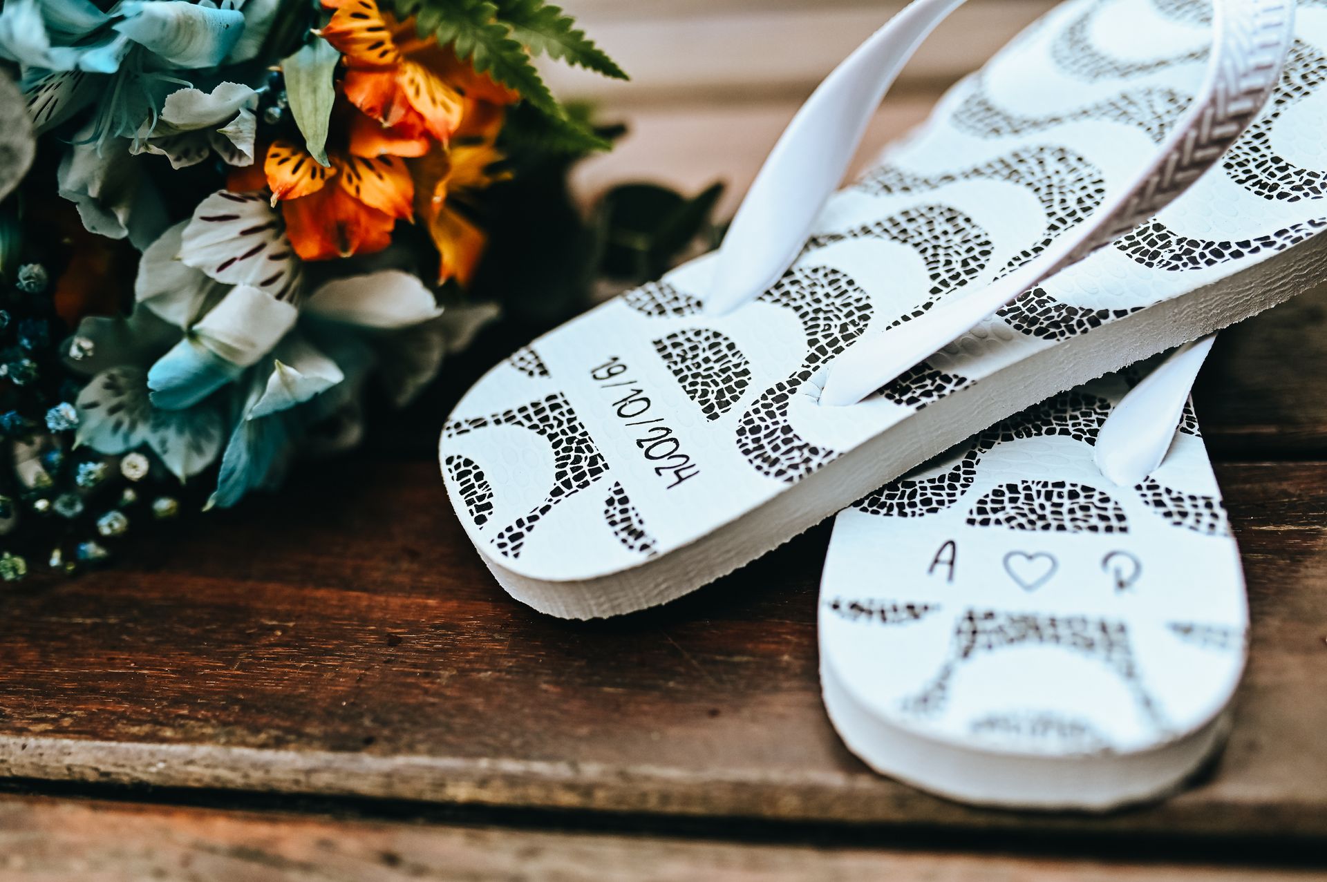 Amor Sob a Chuva: O Encantador Casamento de Roberta e Alessandro na Praia da Barra da Tijuca - 2 - 7