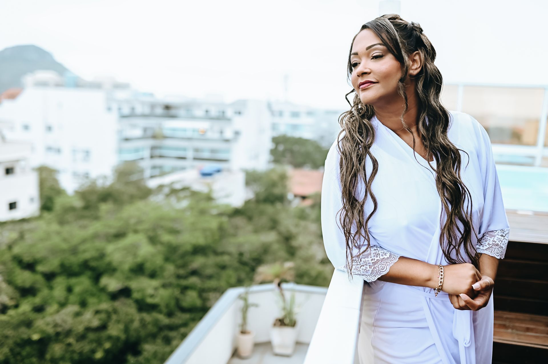 Amor Sob a Chuva: O Encantador Casamento de Roberta e Alessandro na Praia da Barra da Tijuca - 2 - 13