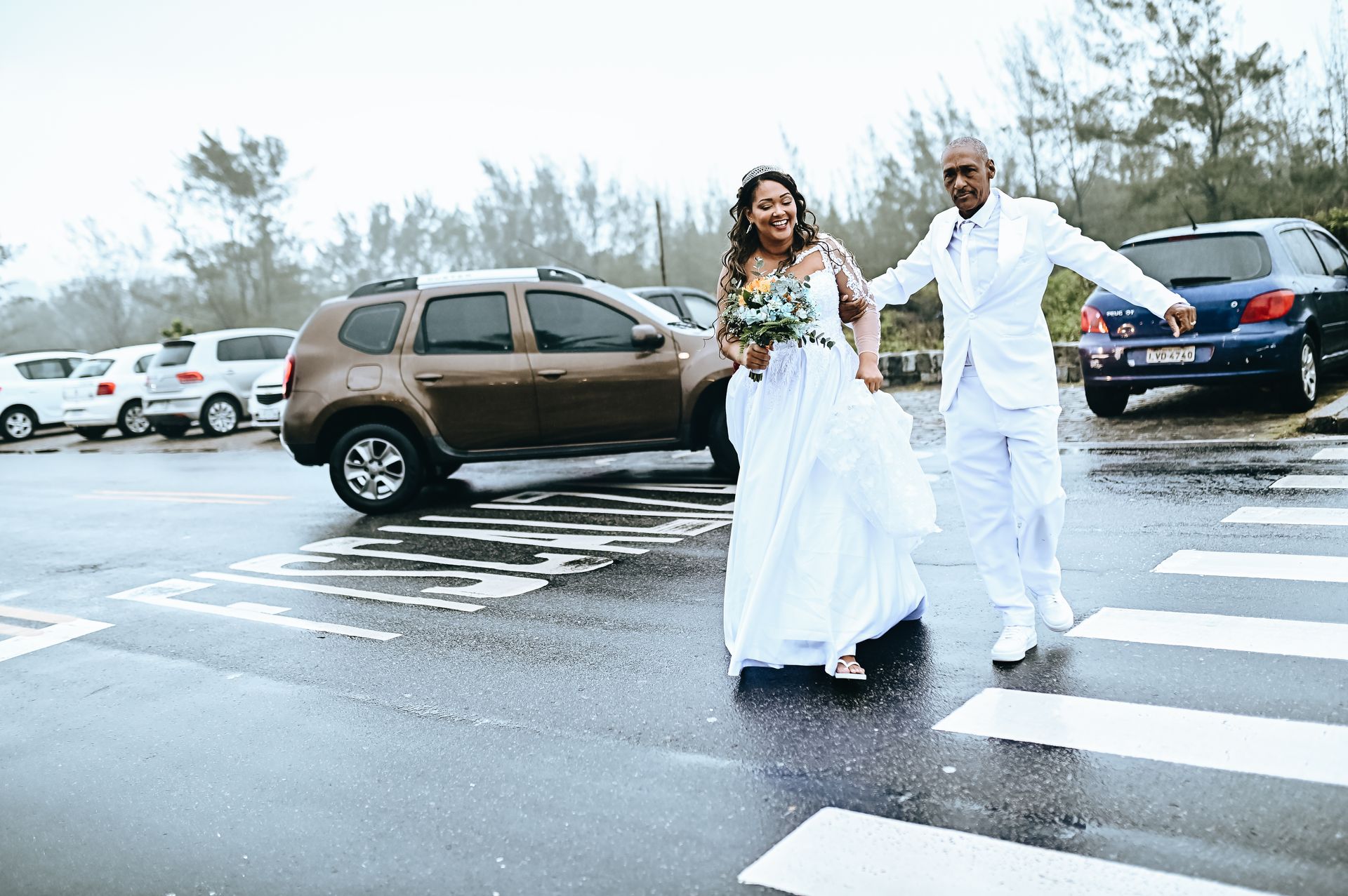 Amor Sob a Chuva: O Encantador Casamento de Roberta e Alessandro na Praia da Barra da Tijuca - 2 - 29