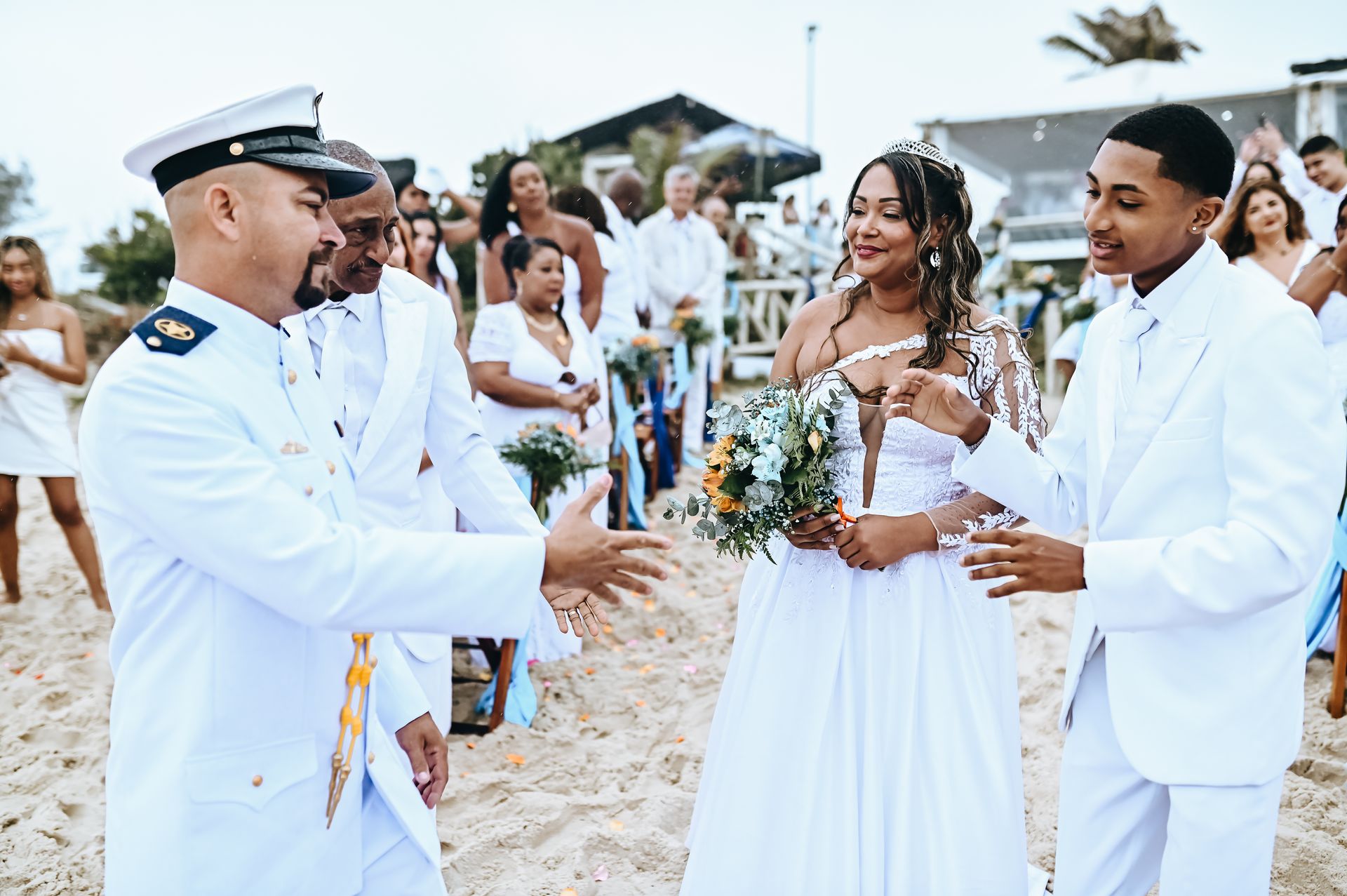 Amor Sob a Chuva: O Encantador Casamento de Roberta e Alessandro na Praia da Barra da Tijuca - 2 - 34