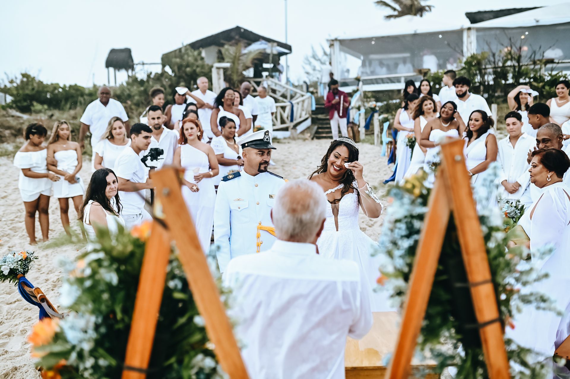 Amor Sob a Chuva: O Encantador Casamento de Roberta e Alessandro na Praia da Barra da Tijuca - 2 - 38
