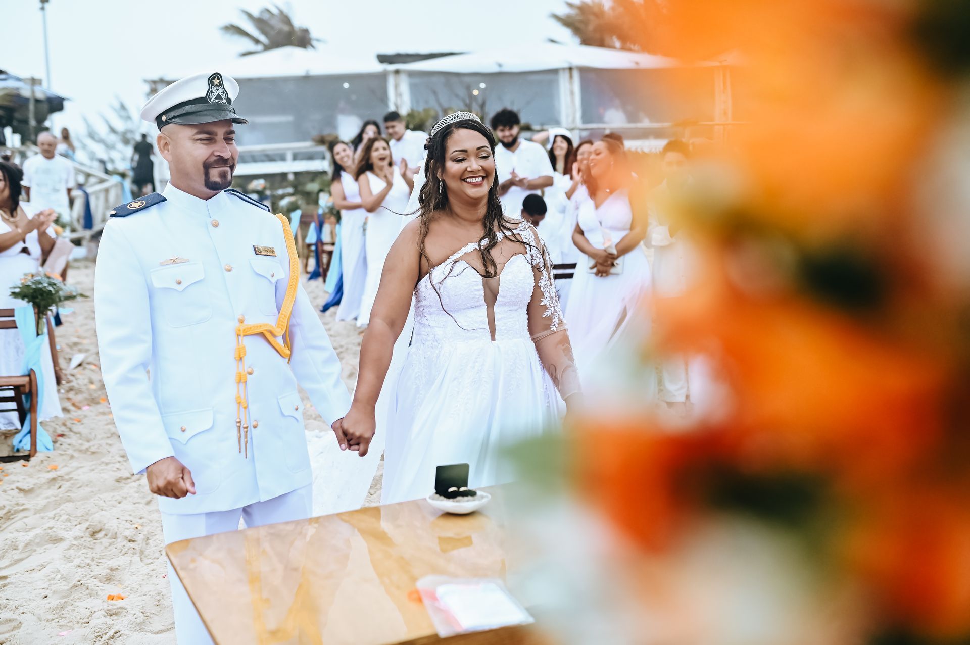 Amor Sob a Chuva: O Encantador Casamento de Roberta e Alessandro na Praia da Barra da Tijuca - 2 - 39