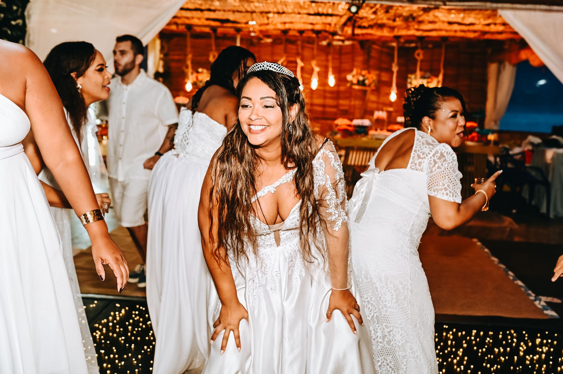 Amor Sob a Chuva: O Encantador Casamento de Roberta e Alessandro na Praia da Barra da Tijuca - 2 - 45