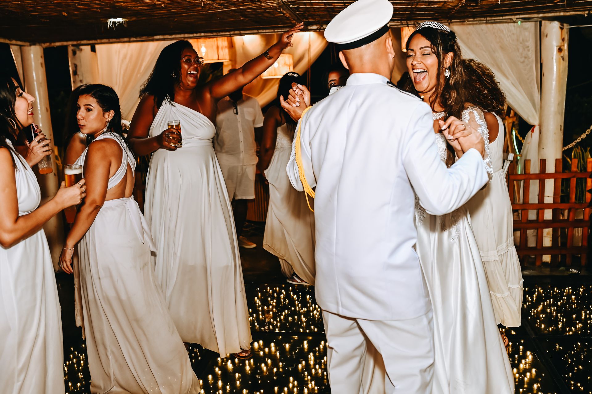 Amor Sob a Chuva: O Encantador Casamento de Roberta e Alessandro na Praia da Barra da Tijuca - 2 - 44