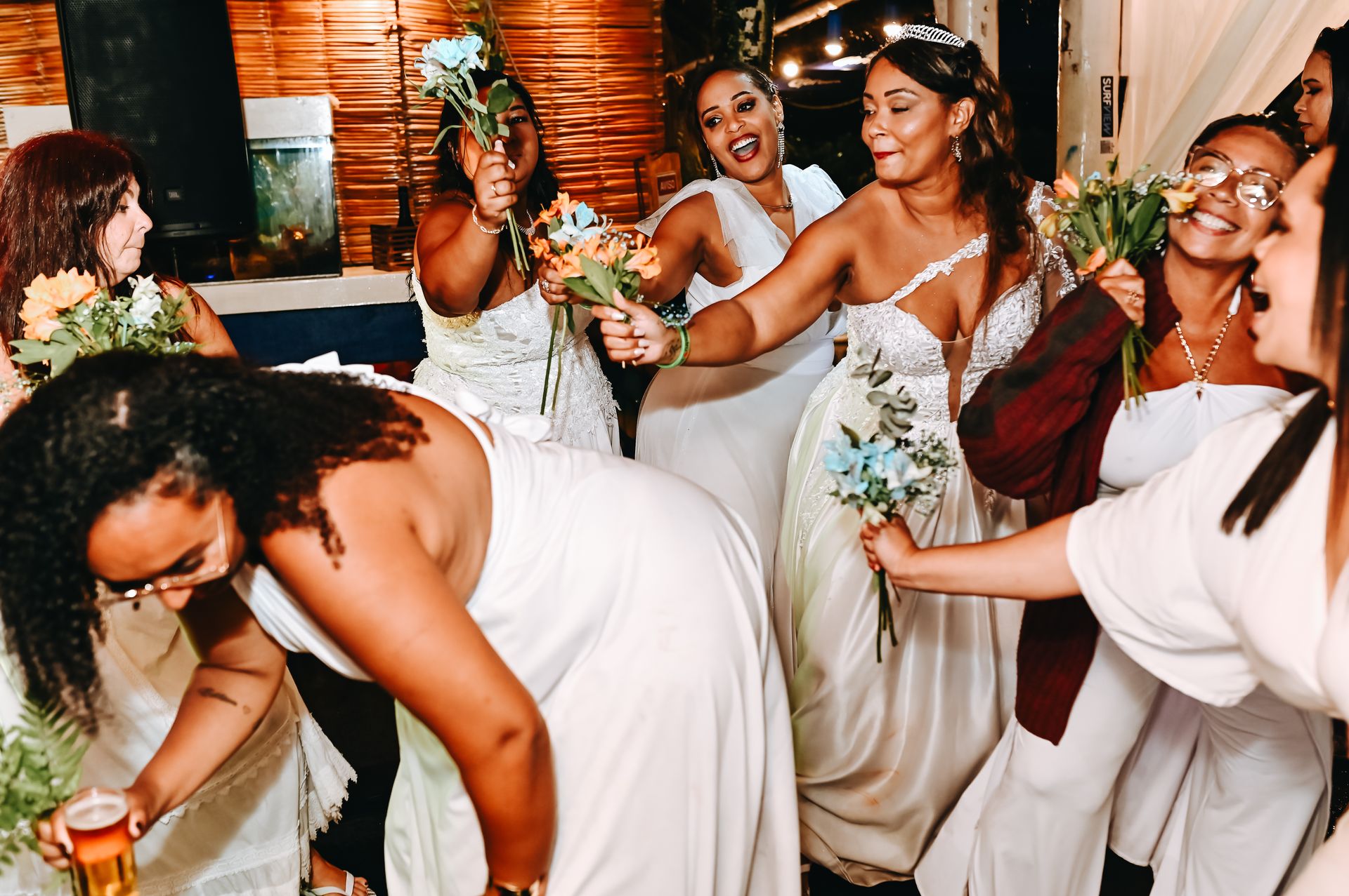 Amor Sob a Chuva: O Encantador Casamento de Roberta e Alessandro na Praia da Barra da Tijuca - 2 - 51