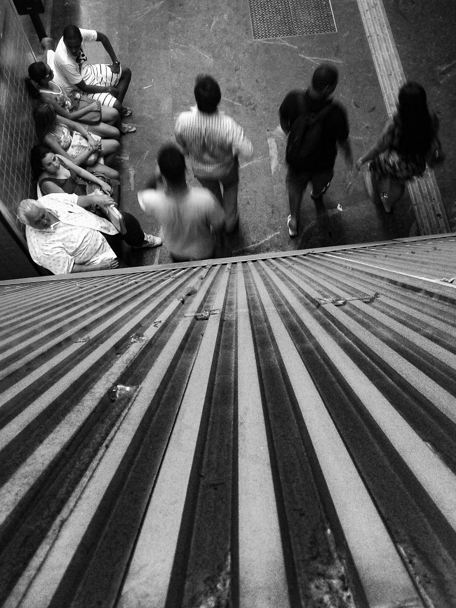 HOSTAGE CITIES -the daily displacement of workers who build cities where they don’t inhabit. By Clara Sampaio - 2 - 3