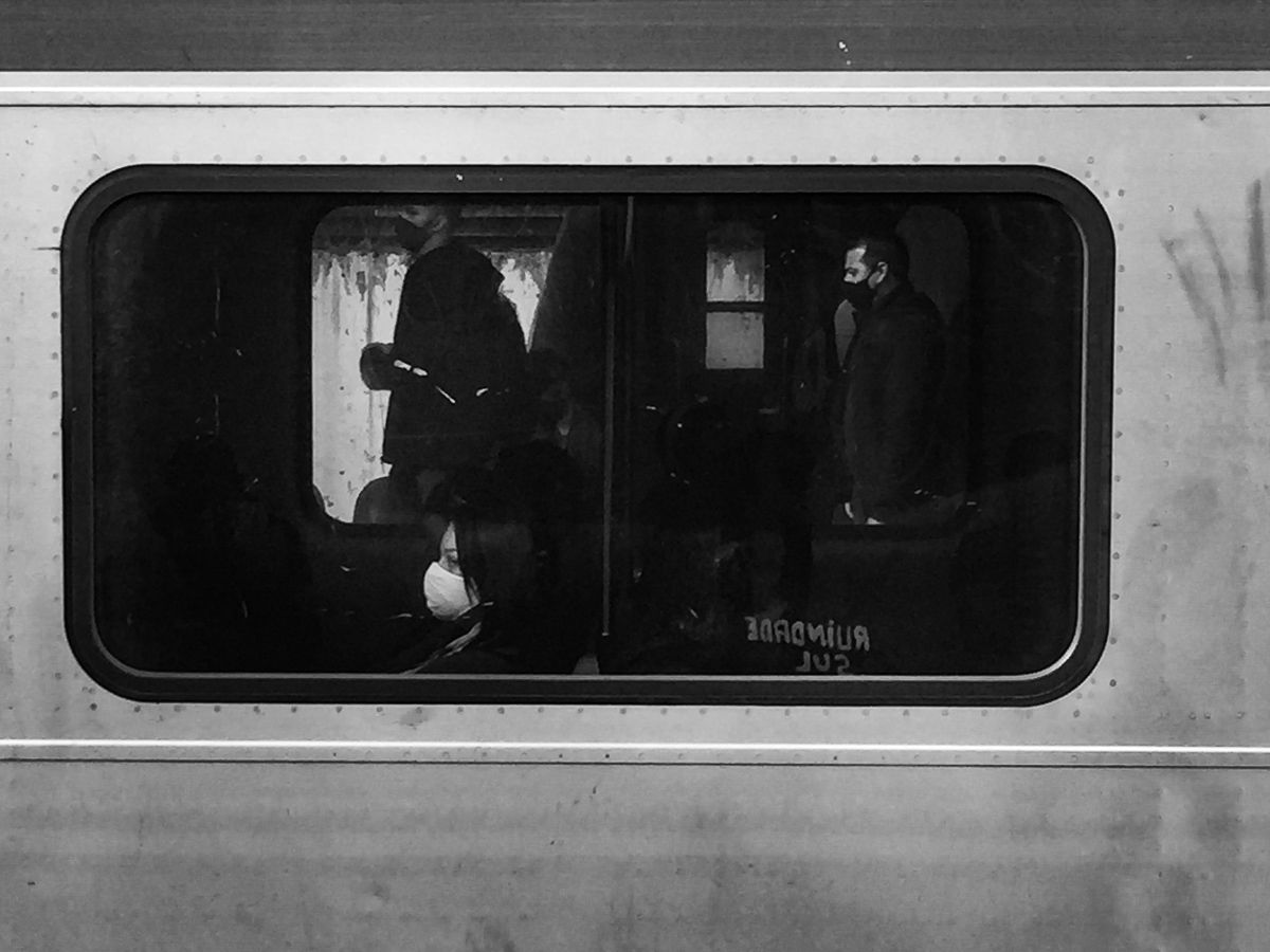 HOSTAGE CITIES -the daily displacement of workers who build cities where they don’t inhabit. By Clara Sampaio - 2 - 10