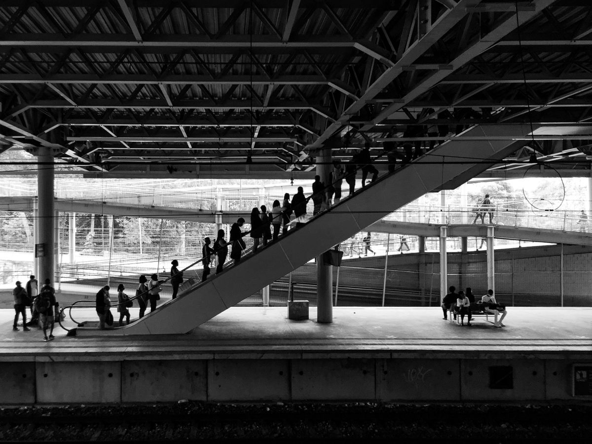 HOSTAGE CITIES -the daily displacement of workers who build cities where they don’t inhabit. By Clara Sampaio - 2 - 11