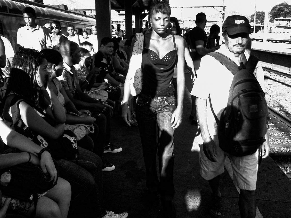 HOSTAGE CITIES -the daily displacement of workers who build cities where they don’t inhabit. By Clara Sampaio - 2 - 19