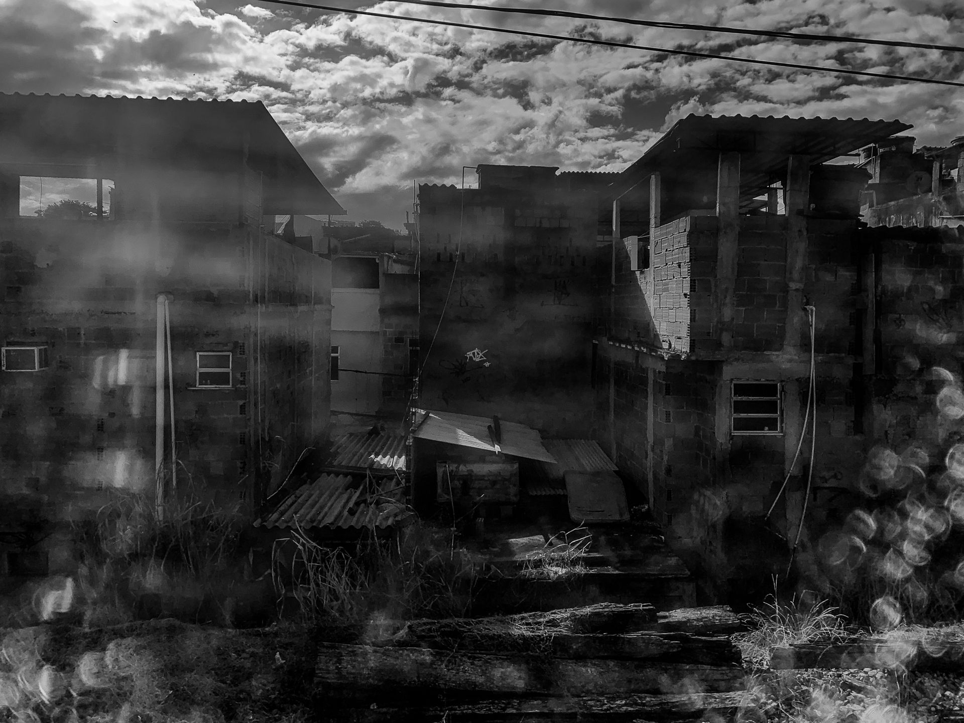 HOSTAGE CITIES -the daily displacement of workers who build cities where they don’t inhabit. By Clara Sampaio - 3 - 11