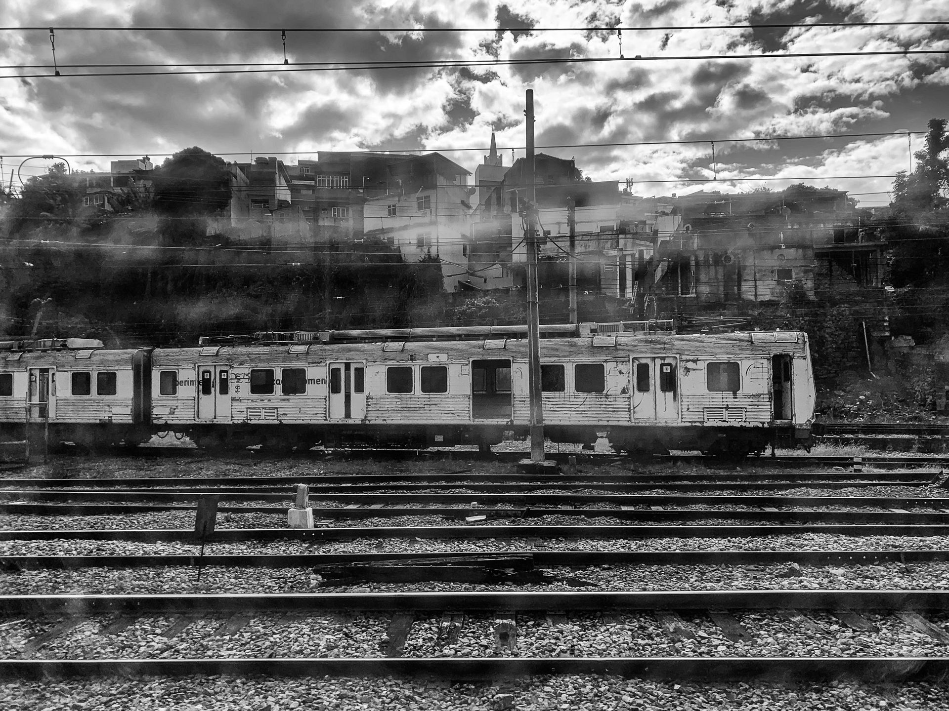 HOSTAGE CITIES -the daily displacement of workers who build cities where they don’t inhabit. By Clara Sampaio - 3 - 0