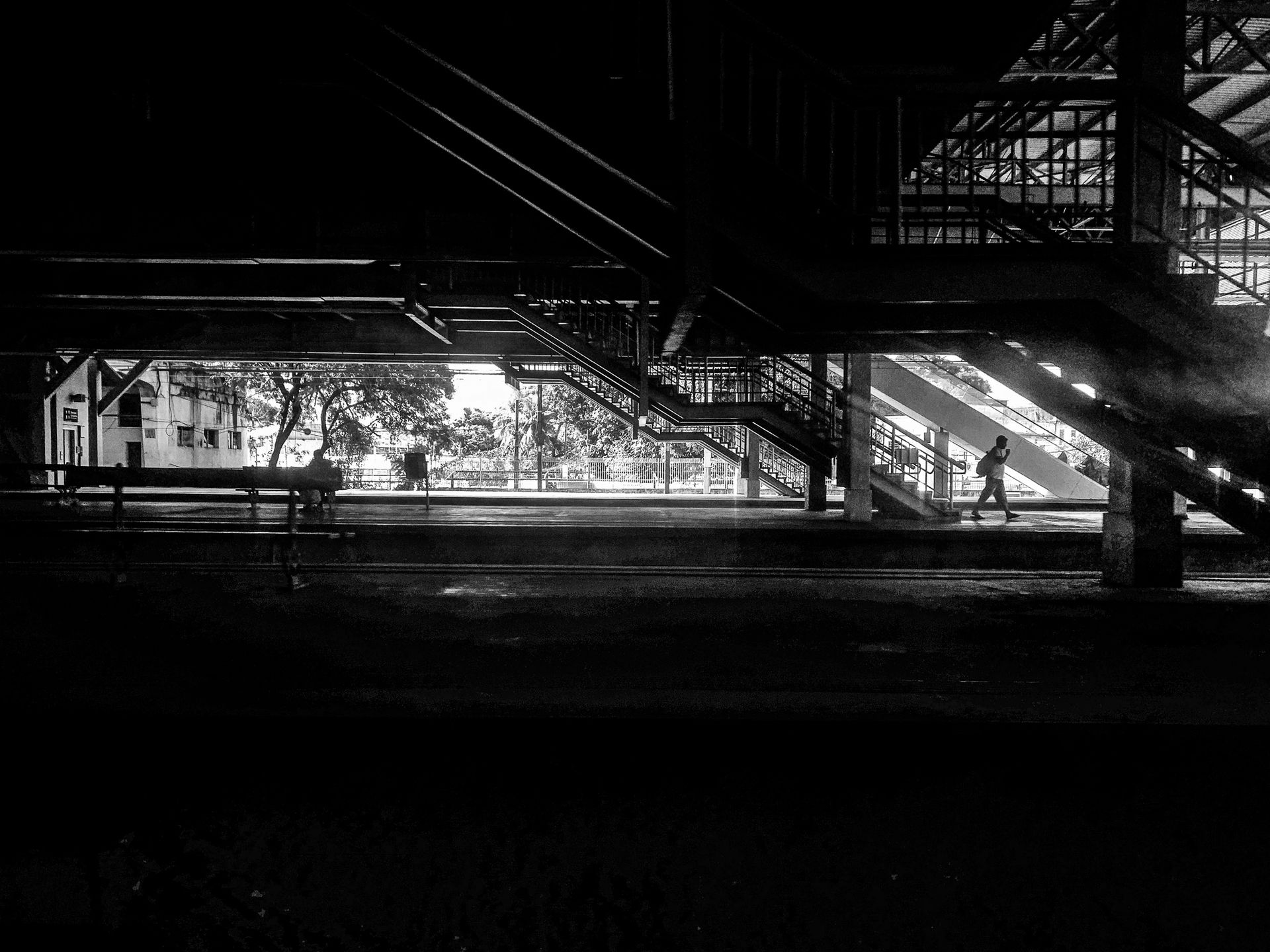 HOSTAGE CITIES -the daily displacement of workers who build cities where they don’t inhabit. By Clara Sampaio - 3 - 19