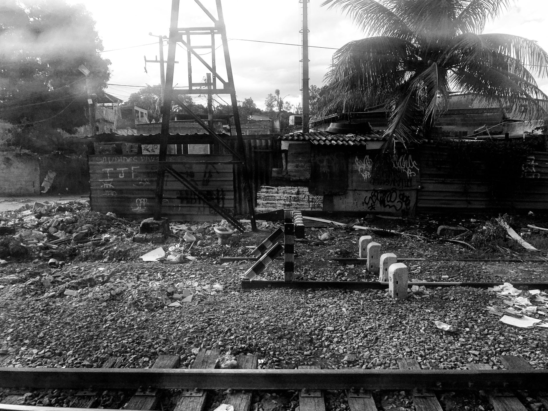 HOSTAGE CITIES -the daily displacement of workers who build cities where they don’t inhabit. By Clara Sampaio - 3 - 17