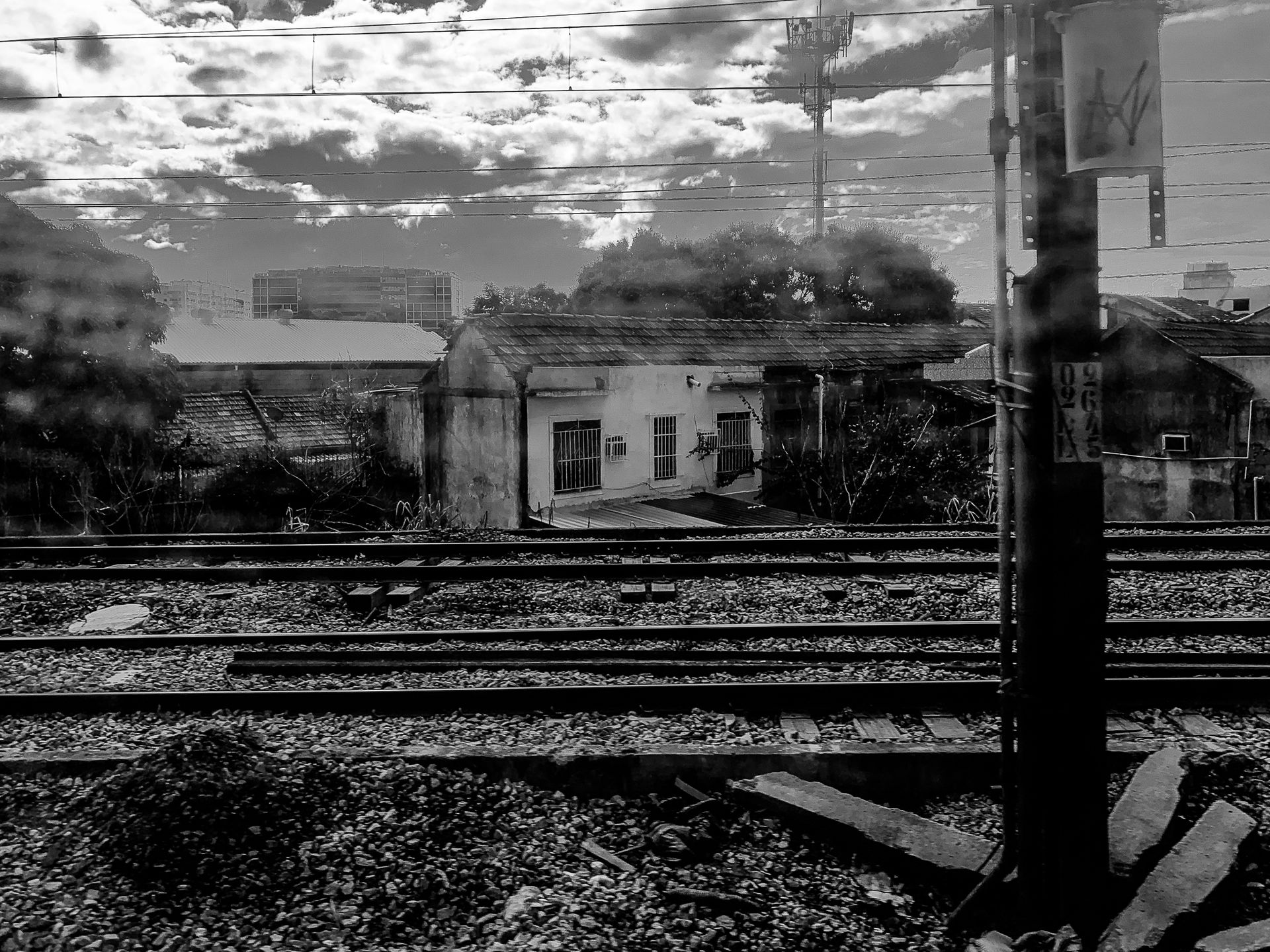 HOSTAGE CITIES -the daily displacement of workers who build cities where they don’t inhabit. By Clara Sampaio - 3 - 4