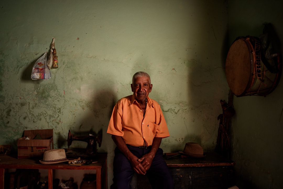 ERASURE : a cultural catalogue and descent repair in Minas Gerais, that deals with the conflicts of 'social whitening' and neglect of Brazilian History since the times of slavery. By Monique Olive - 3 - 6