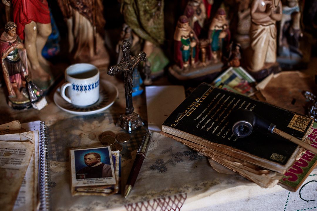 ERASURE : a cultural catalogue and descent repair in Minas Gerais, that deals with the conflicts of 'social whitening' and neglect of Brazilian History since the times of slavery. By Monique Olive - 3 - 11